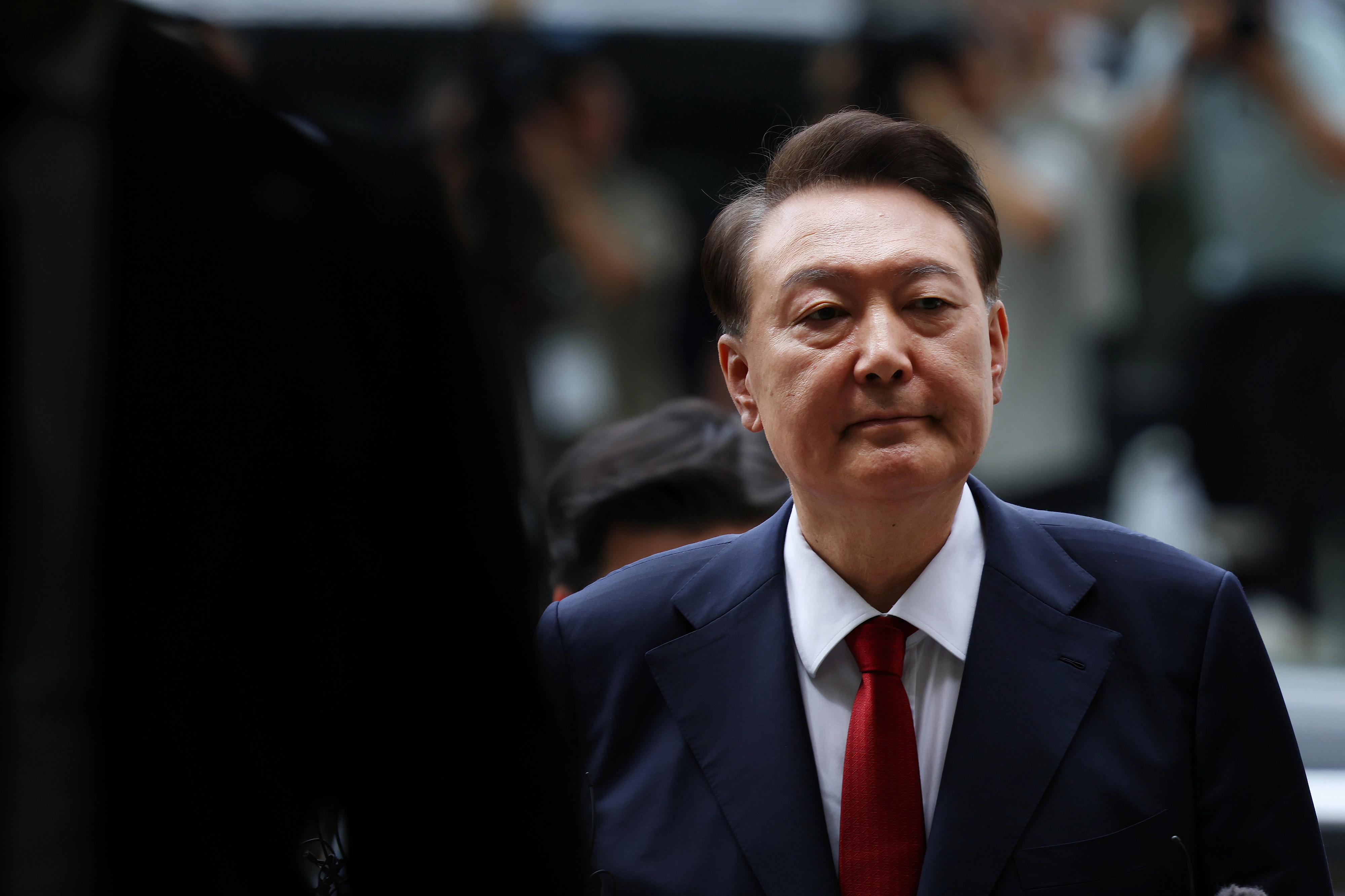 법원 출석 하는 윤석열 전 대통령  윤석열 전 대통령이 9일 오후 구속 전 피의자 심문(영장실질심사)을 받기 위해 기자들의 질문을 받으며 서울 서초구 서울중앙지방법원으로 들어서고 있다. 이날 영장실질심사는 남세진(사법연수원 33기) 영장전담 부장판사 심리로 열린다. 2025.7.9 이지훈 기자