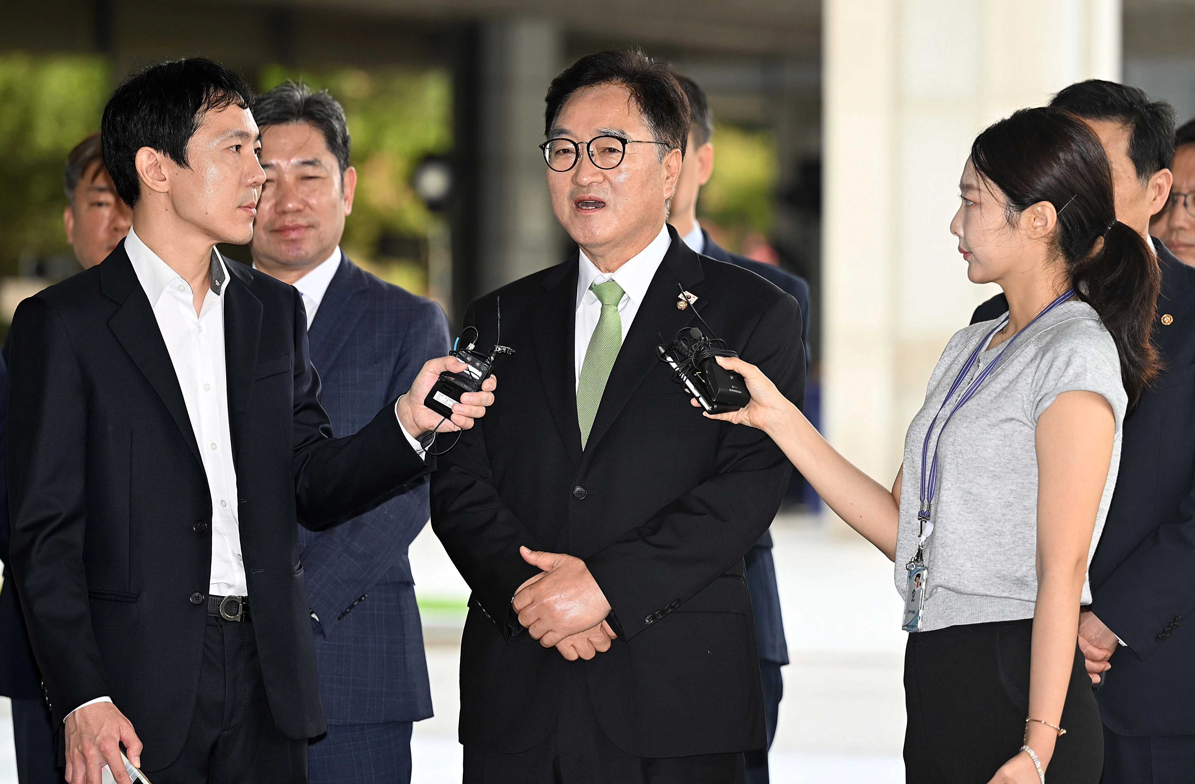 우원식, 내란특검서 국회 상황 설명  우원식 국회의장(가운데)이 7일 내란 특검 사무실이 있는 서울 서초구 서울고등검찰청 앞에서 취재진의 질문에 답하고 있다. 우 의장은 “국회의장으로서 특검에 직접 출석해 계엄의 진상을 밝히는 것은 당연한 책무”라며 조사에 협조하겠다고 밝혔다.
오장환 기자