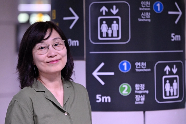 사단법인 ‘무의’를 이끄는 홍윤희 이사장이 지난달 24일 서울신문과의 인터뷰에 앞서 서울역 안내판 앞에서 무의가 펼치는 ‘모두의 지하철’ 사업을 설명하며 포즈를 취하고 있다. 홍윤기 기자