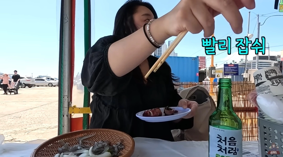 ‘혼술’을 주제로 한 콘텐츠를 다루는 한 여성 유튜버가 강원 속초시 명소인 ‘속초 오징어난전’을 찾았다 불쾌한 경험을 했다. 자료 : 유튜브 ‘김술포차’ 채널