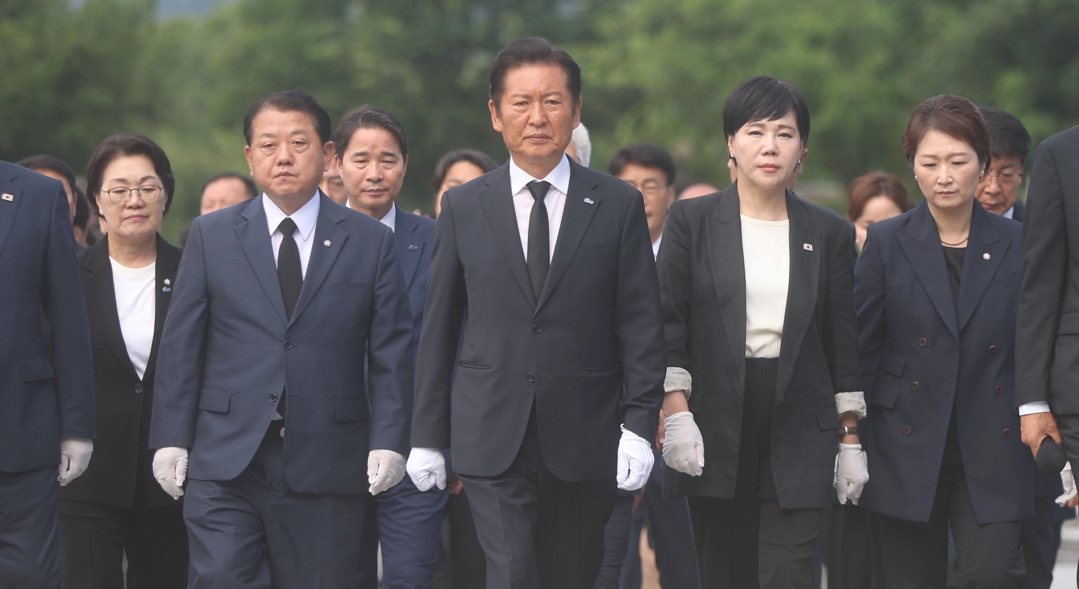 정청래(가운데) 더불어민주당 대표와 당 지도부가 7일 오전 경남 김해시 진영읍 봉하마을을 방문해 노무현 전 대통령 묘역을 참배하며 너럭바위로 향하고 있다. 2025.8.7 연합뉴스