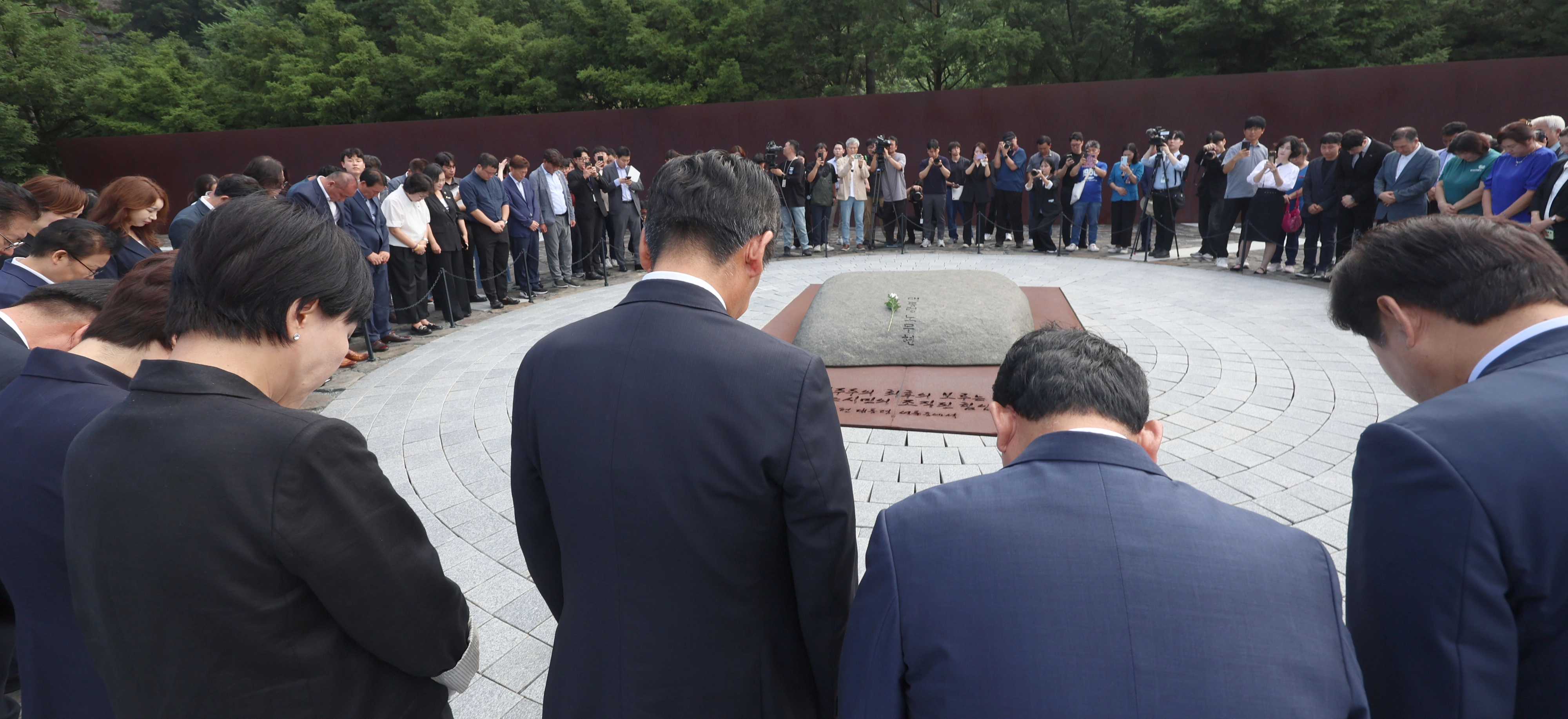 정청래 더불어민주당 대표가 7일 오전 경남 김해시 진영읍 봉하마을을 방문해 노무현 전 대통령 묘역을 참배하고 있다. 2025.8.7 연합뉴스