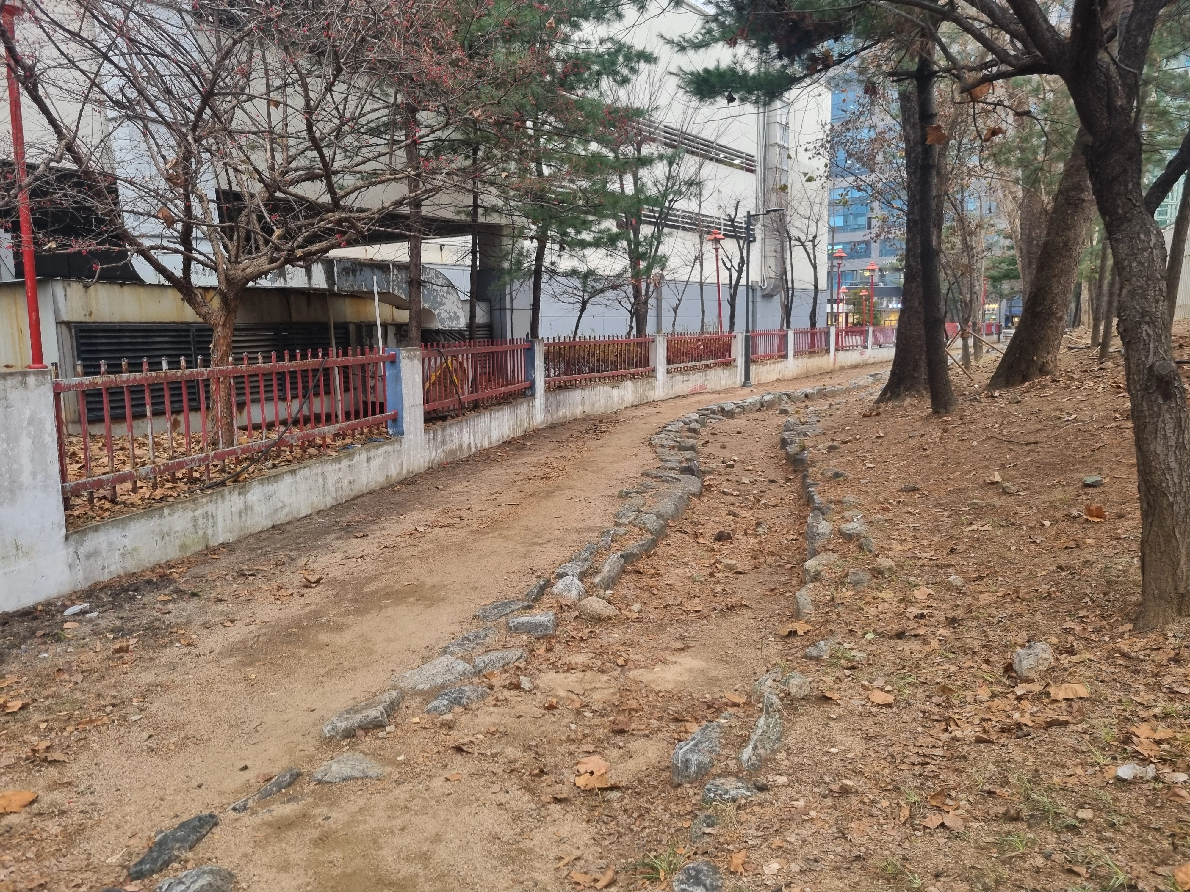 서울 강서구 흙길이 아름다운 보행길로  서울 강서구가 보행길을 조성하기 전 주민들이 자주 이용하던 흙길의 모습. 
강서구 제공
