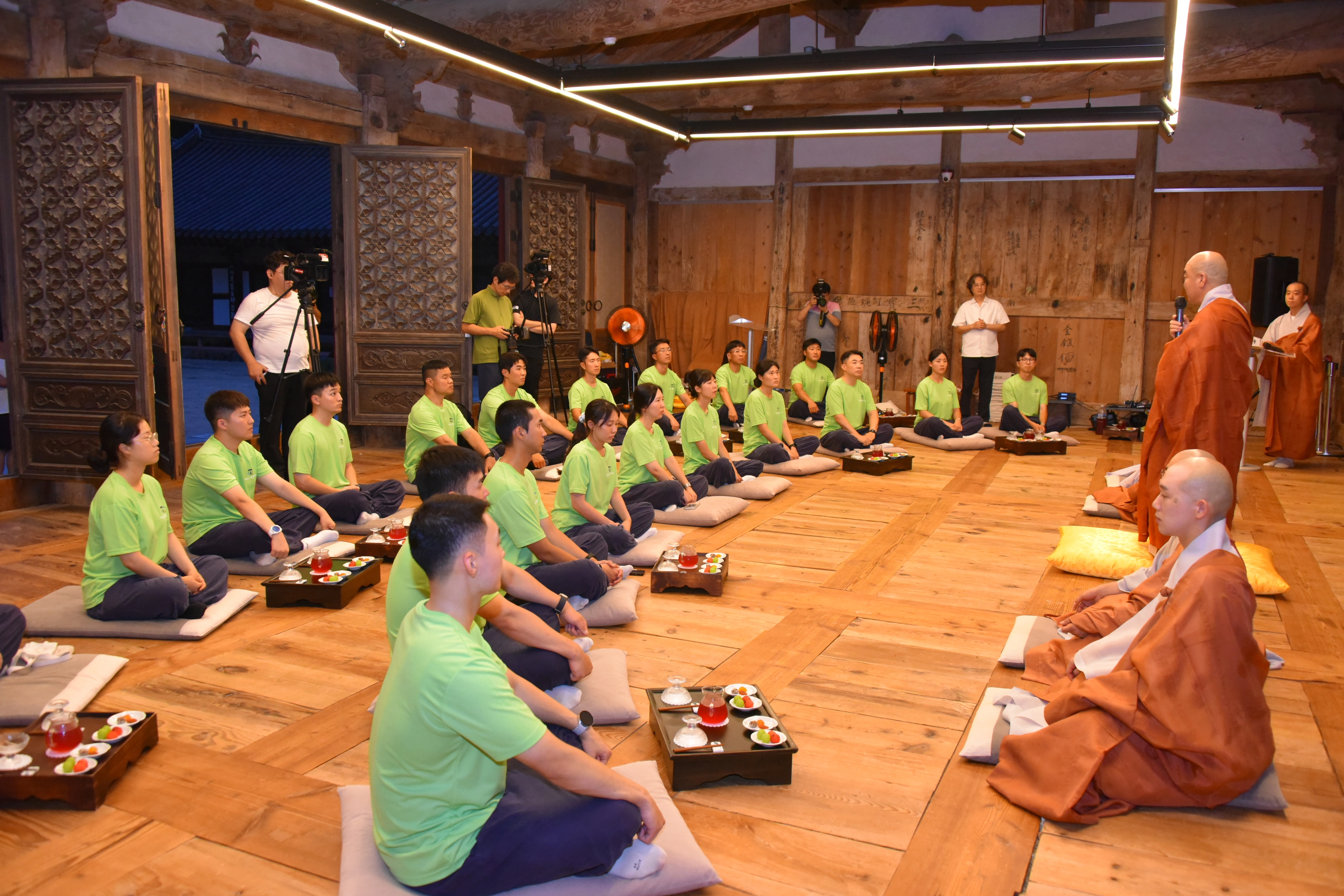해군 교육사령부 기초군사교육단이 화엄사 템플스테이 및 화야몽에 참가하고 있다.