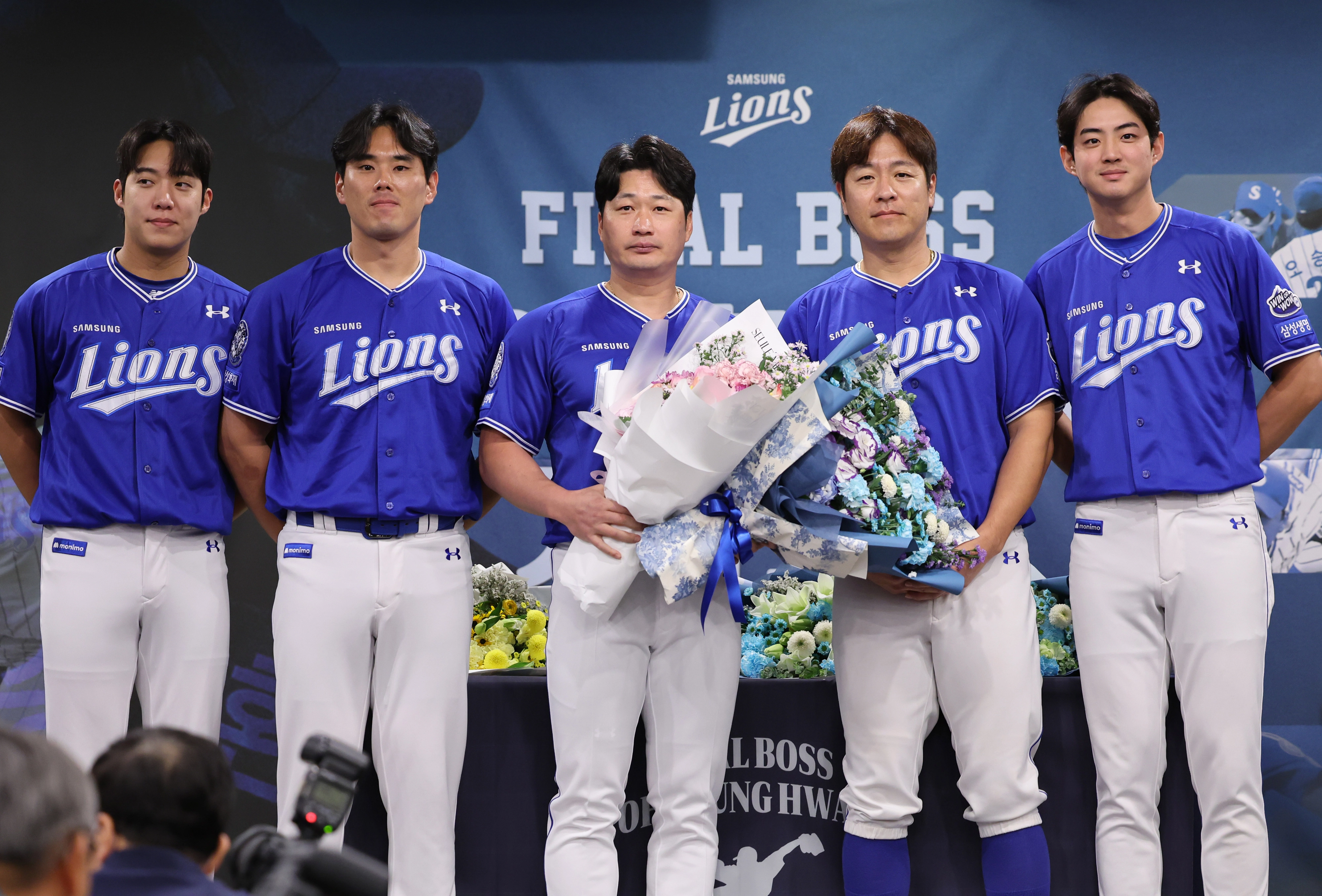 은퇴 결정 오승환, 후배들과 기념촬영  삼성 라이온즈 ‘끝판대장’ 투수 오승환이 7일 오후 인천 연수구 오라카이 송도파크 호텔에서 열린 은퇴 기자회견에서 후배 선수들과 기념촬영을 하고 있다. 왼쪽부터 원태인, 김재윤, 오승환, 강민호, 구자욱. 뉴시스