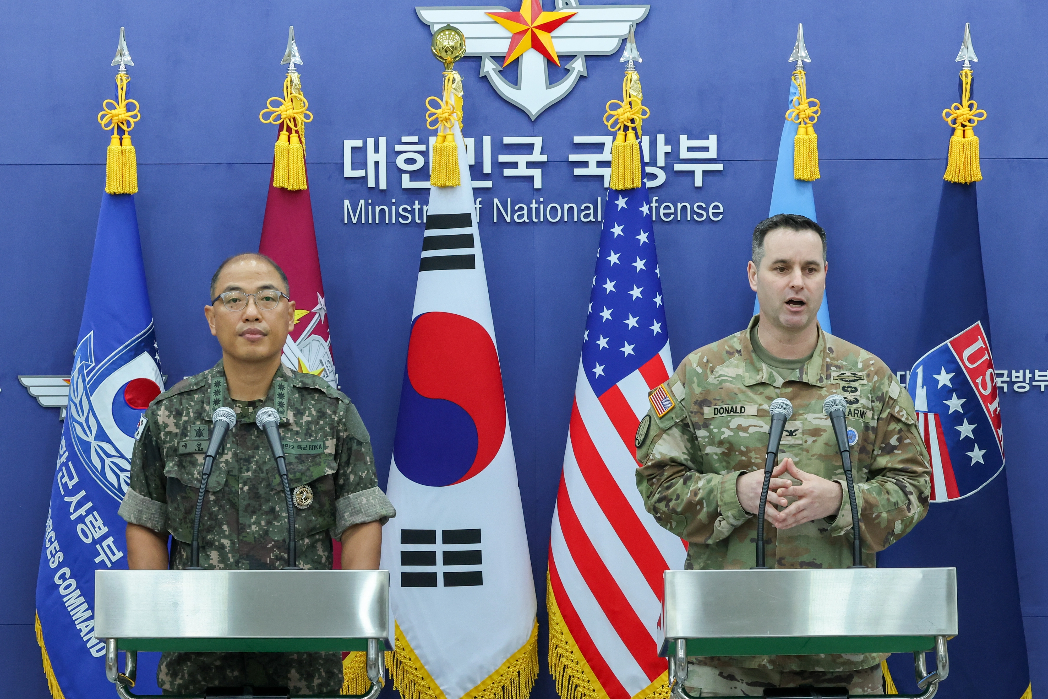 이성준(왼쪽) 합동참모본부 공보실장과 라이언 도널드 한미연합사령부 공보실장이 7일 서울 용산구 국방부 청사에서 을지 자유의 방패(UFS) 연습 한미 공동브리핑을 하고 있다. 2025.8.7 사진공동취재단