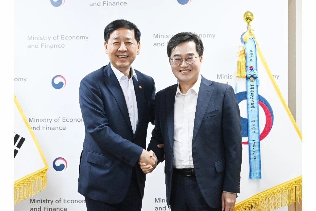 7일 오후 정부서울청사 경제부총리실에서 김동연 경기도지사가 구윤철 경제부총리와 기념 촬영을 하고 있다. (경기도 제공)