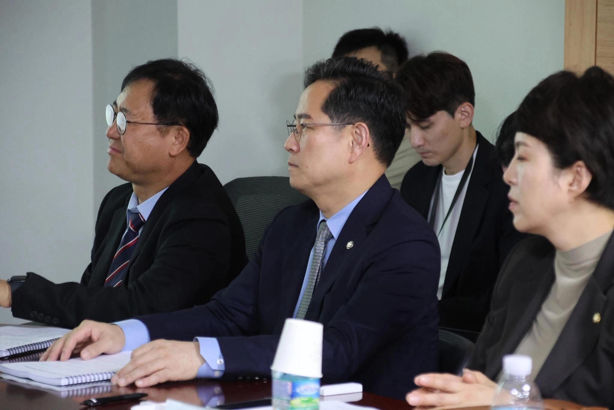 박수영(가운데) 국민의힘 의원이 7일 국민의힘 정책위원회와 주관한 ‘2025년 세제개편안 평가 및 시장 영향 분석 : 이재명 정부 첫 증세안, 누구를 위한 세제개편인가?’ 간담회에서 참석자의 발표를 듣고 있다. 박수영 의원 페이스북 캡처
