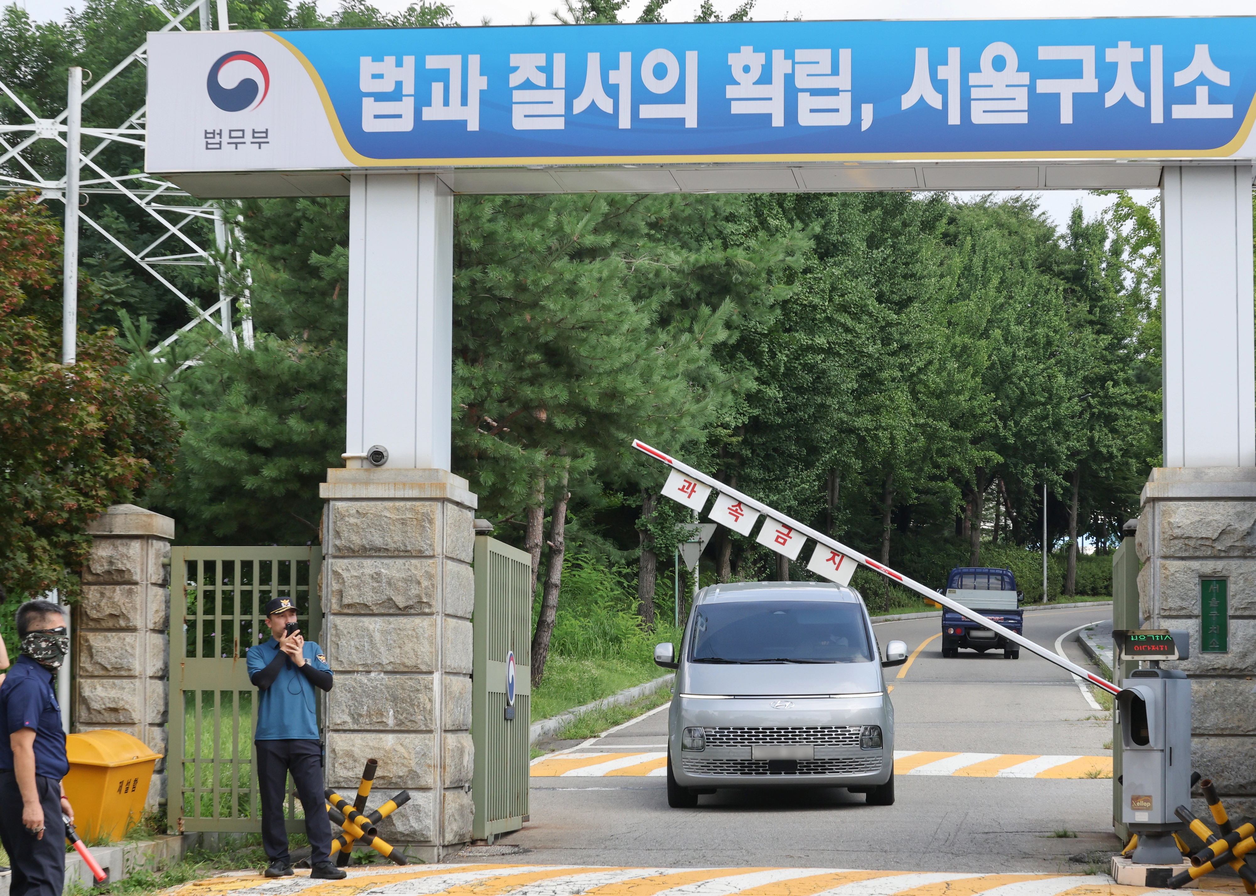 윤 전 대통령 체포 실패한 김건희특검팀  김건희 여사 관련 의혹을 수사하는 민중기 특별검사팀이 7일 윤석열 전 대통령의 체포에 실패한 뒤 경기도 의왕시 서울구치소를 나서고 있다. 2025.8.7 연합뉴스