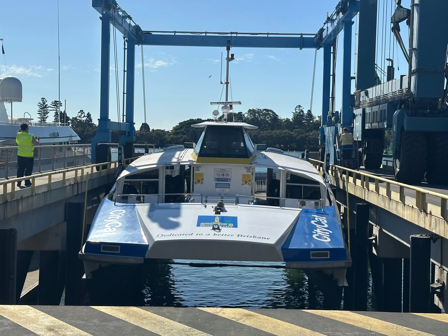 지난 5일 호주 브리즈번 수상버스인 ‘시티캣’ 운영사인 리버시티 페리스에서 점검을 마친 시티캣 한 척이 강으로 이동하는 모습. 브리즈번 임태환기자