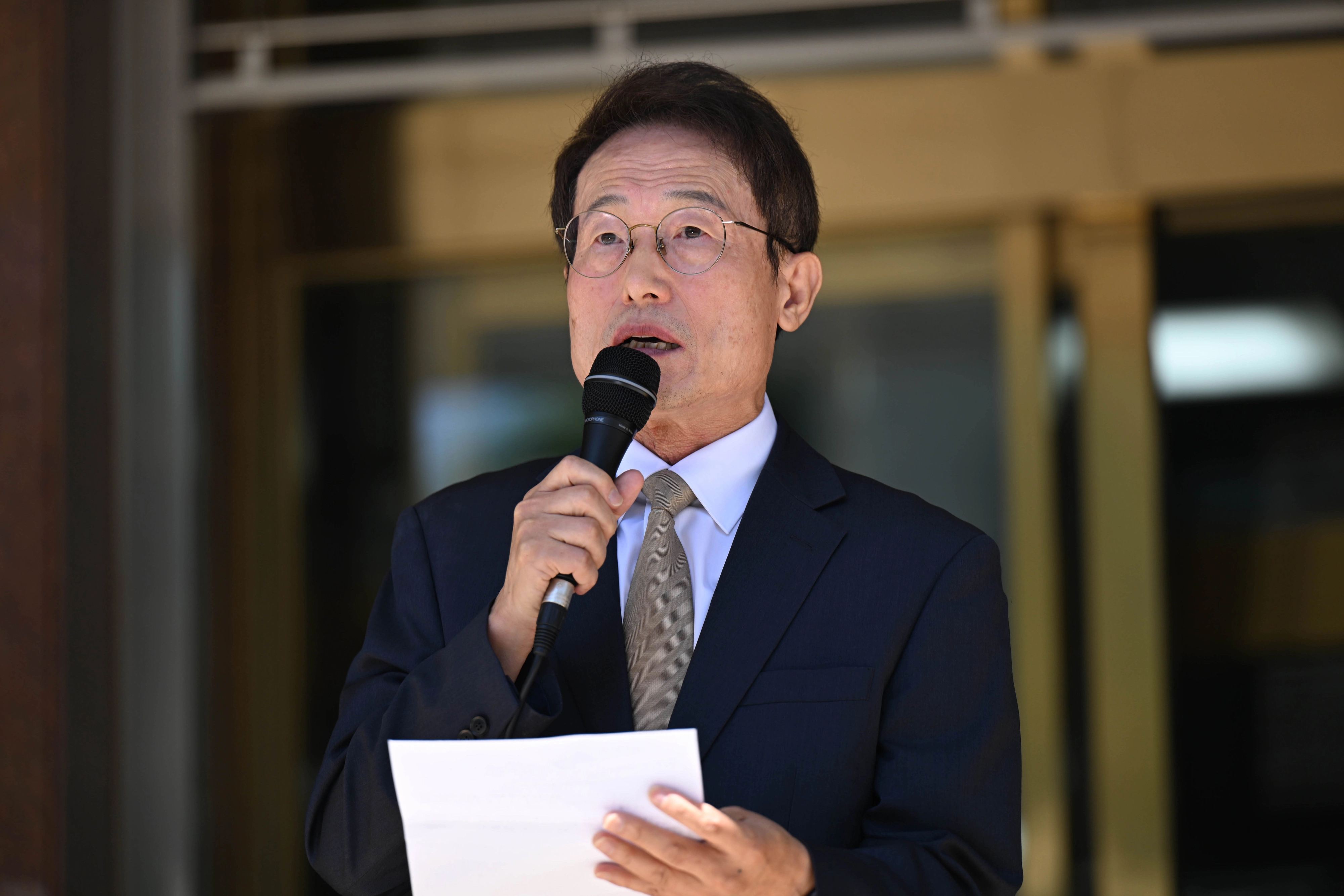 조희연 서울시 교육감이 29일 서울 종로구 교육청앞에서 ‘전교조 해직교사 부당 특채’ 최종심 선고에 대한 입장 발표를 하고 있다. 
이날 대법원에서 전국교직원노동조합(전교조) 출신 교사 4명 등 5명의 해직교사를 특혜 채용한 혐의로 기소된 조희연 서울시 교육감에 대한 징역형의 집행유예가 확정됐다. 금고 이상의 형을 선고받고 형이 확정된 경우를 당연퇴직 대상으로 정한 지방교육자치에 관한 법률(교육자치법)과 공직선거법에 따라 조 교육감은 교육감직을 잃게 됐다. 2024.8.29 홍윤기 기자
