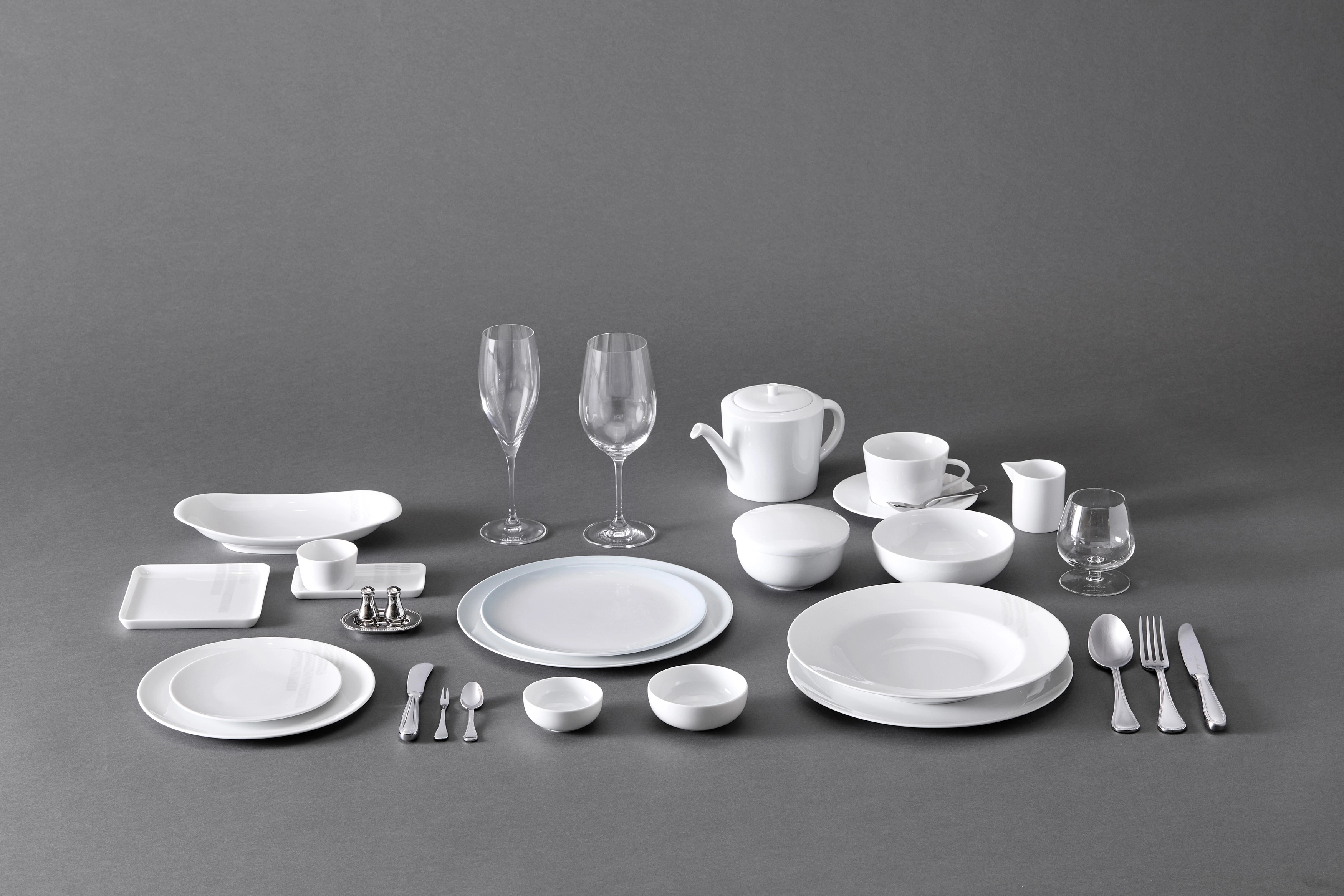 대한항공이 선보인 일등석 테이블웨어(Tableware). 베르나르도(Bernardaud) 식기, 크리스토플(Christofle) 커트러리, 리델(Riedel) 와인잔