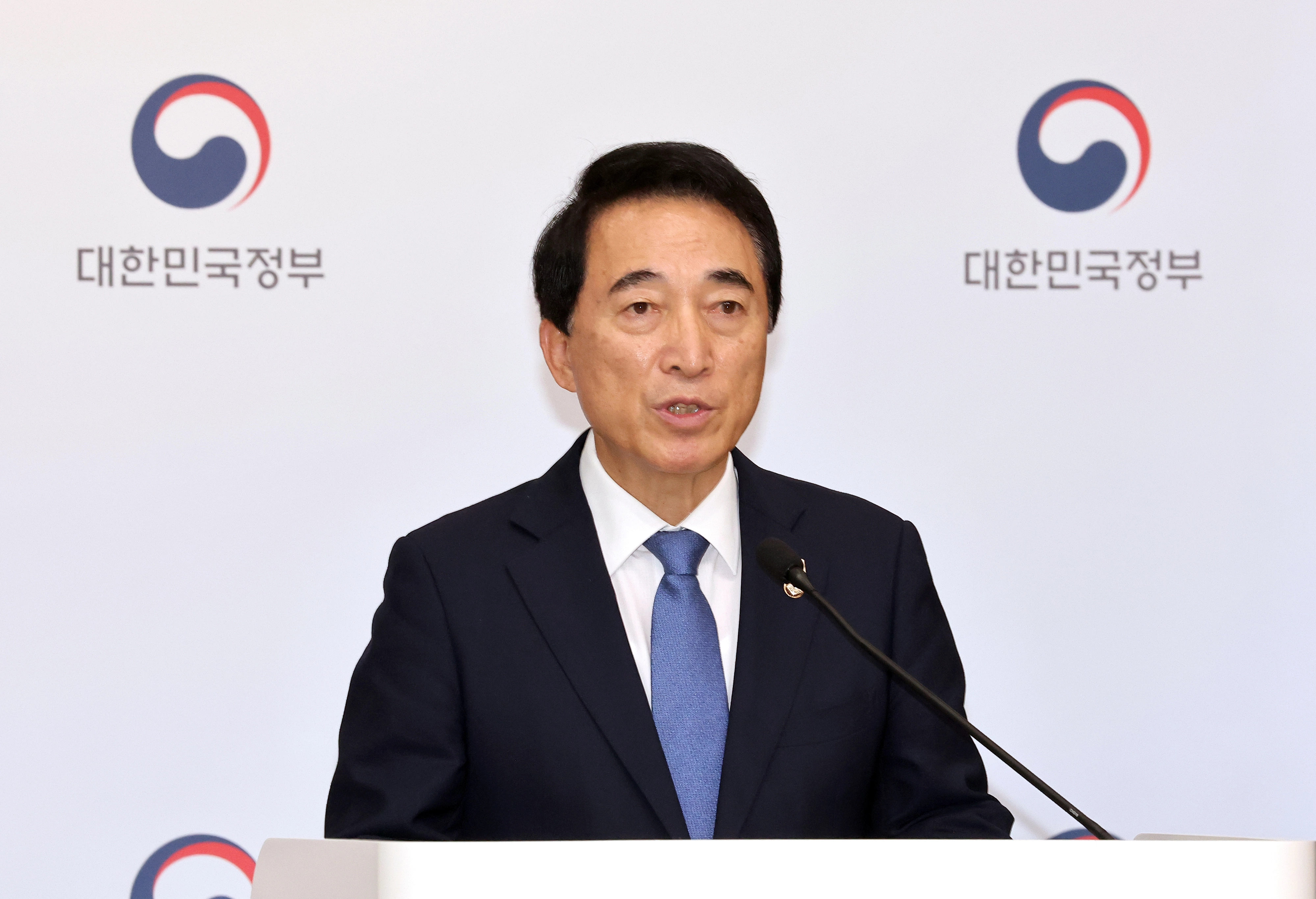 박수현 더불어민주당 수석대변인. 사진은 국정기획위원회 국가균형성장특별위원장을 맡고 있는 박 수석대변인이 5일 정부세종청사 민원동 공용브리핑실에서 기자회견을 하는 모습. 세종 연합뉴스