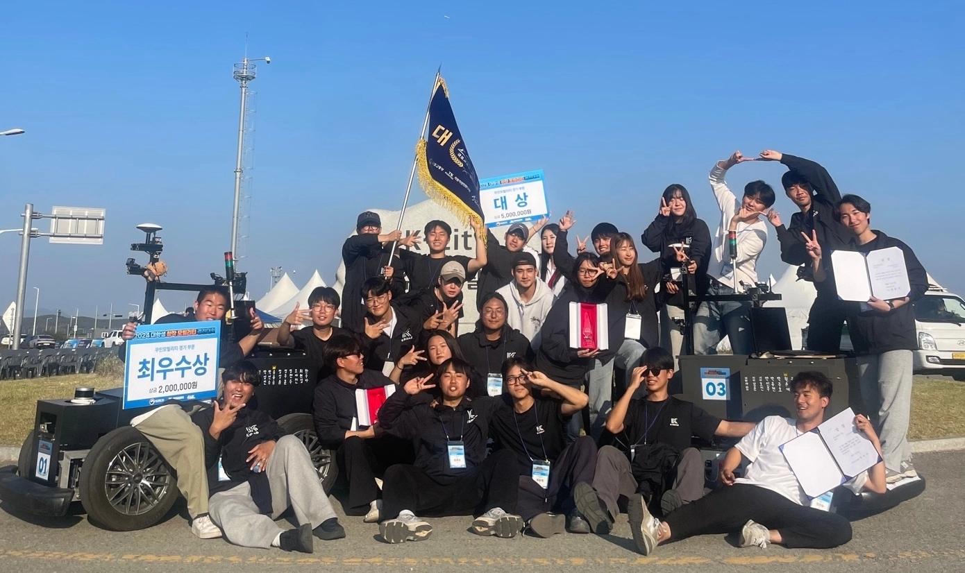한기대 학생들이 대학생 자동차 대회에서 수상후 기념 사진을 촬영하고 있다. 한기대 제공