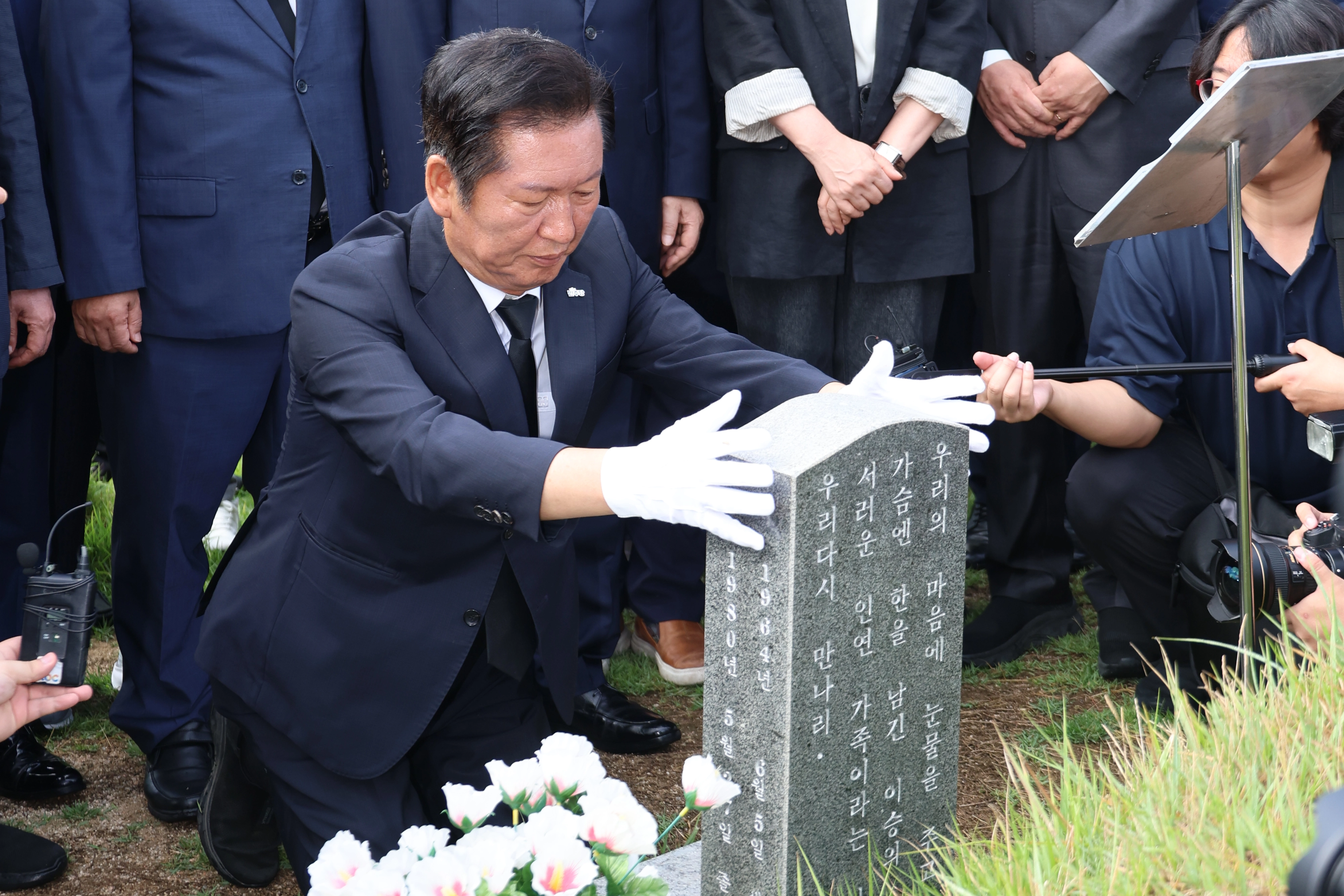 정청래 더불어민주당 대표가 8일 광주 국립 5·18민주묘지를 찾아 문재학 열사의 묘를 참배하고 있다.  문 열사는 노벨문학상을 받은 한강 작가의 소설 ‘소년이 온다’의 주인공 동호의 모티브가 된 인물이다. 2025.8.8 광주 연합뉴스