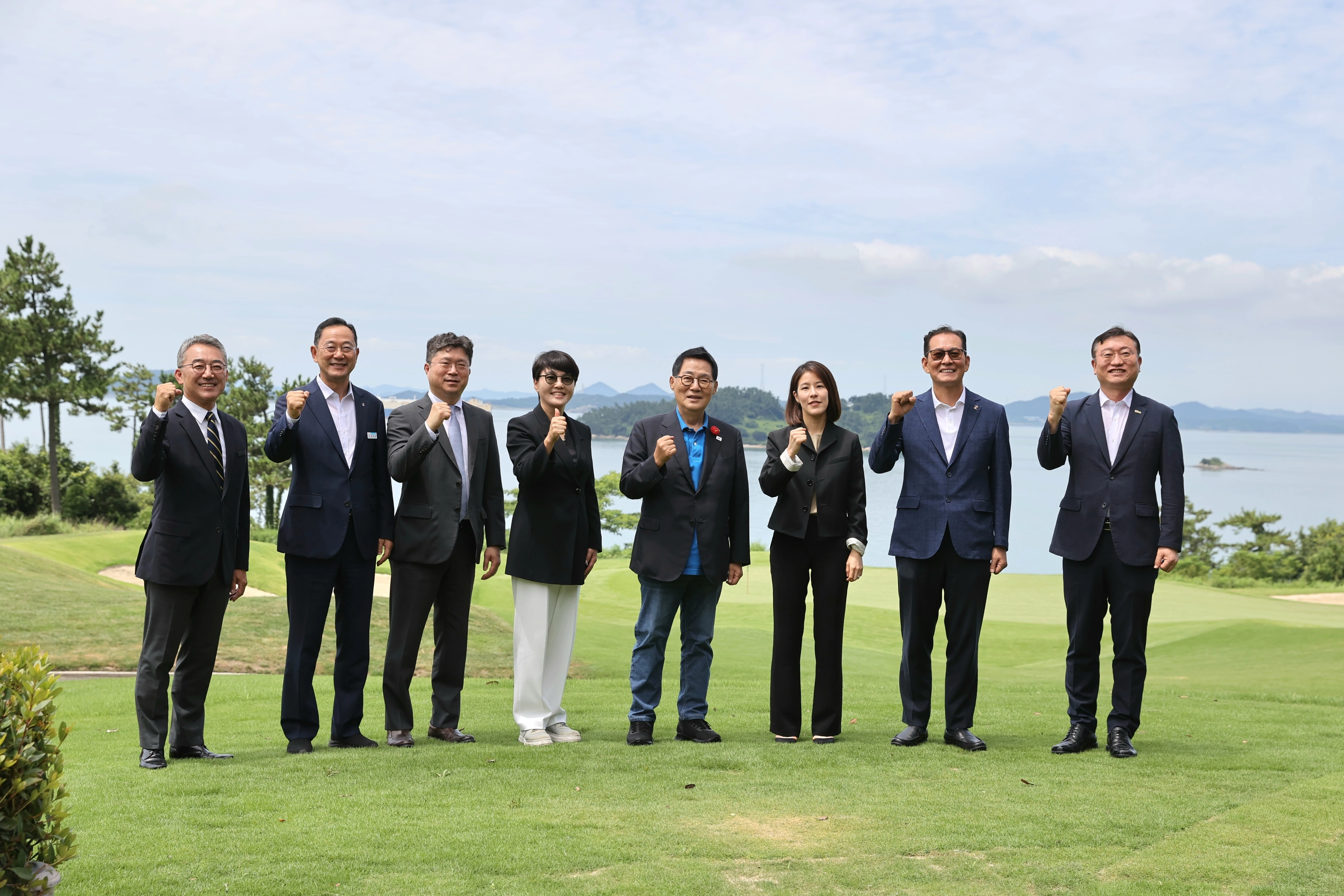 해남군과 BMW코리아, IMG코리아, 파인비치컨트리클럽은 8일 해남 파인비치CC 클럽하우스에서 대회 유치를 위한 업무협약(MOU)을 체결했다.