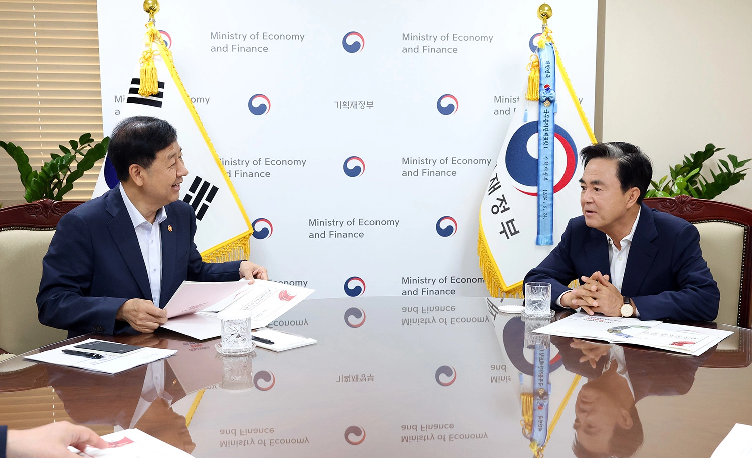 김태흠 지사가 8일 정부 구윤철 경제부총리에게 내년 충남 주요 국비 사업을 설명하고 있다. 도 제공