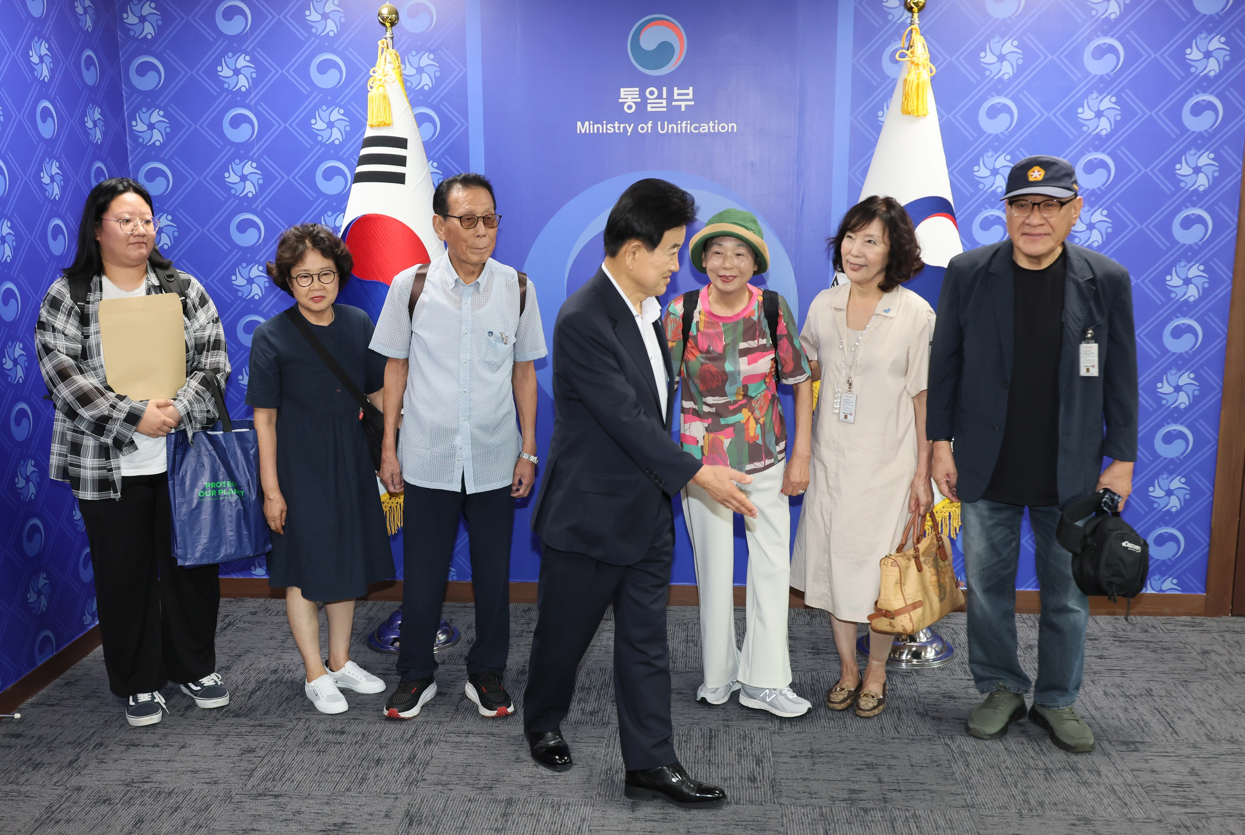 정동영(가운데) 통일부 장관이 8일 서울 종로구 정부서울청사에서 전후납북자피해가족연합회 이사진을 만나 기념 촬영을 한 뒤 자리로 향하고 있다. 2025.8.8 연합뉴스