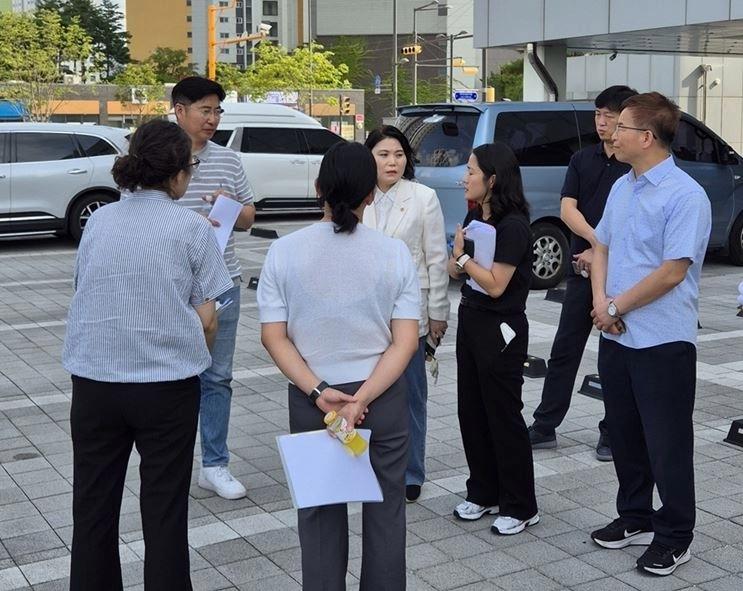 관계자들과 현장점검을 하는 박춘선 의원