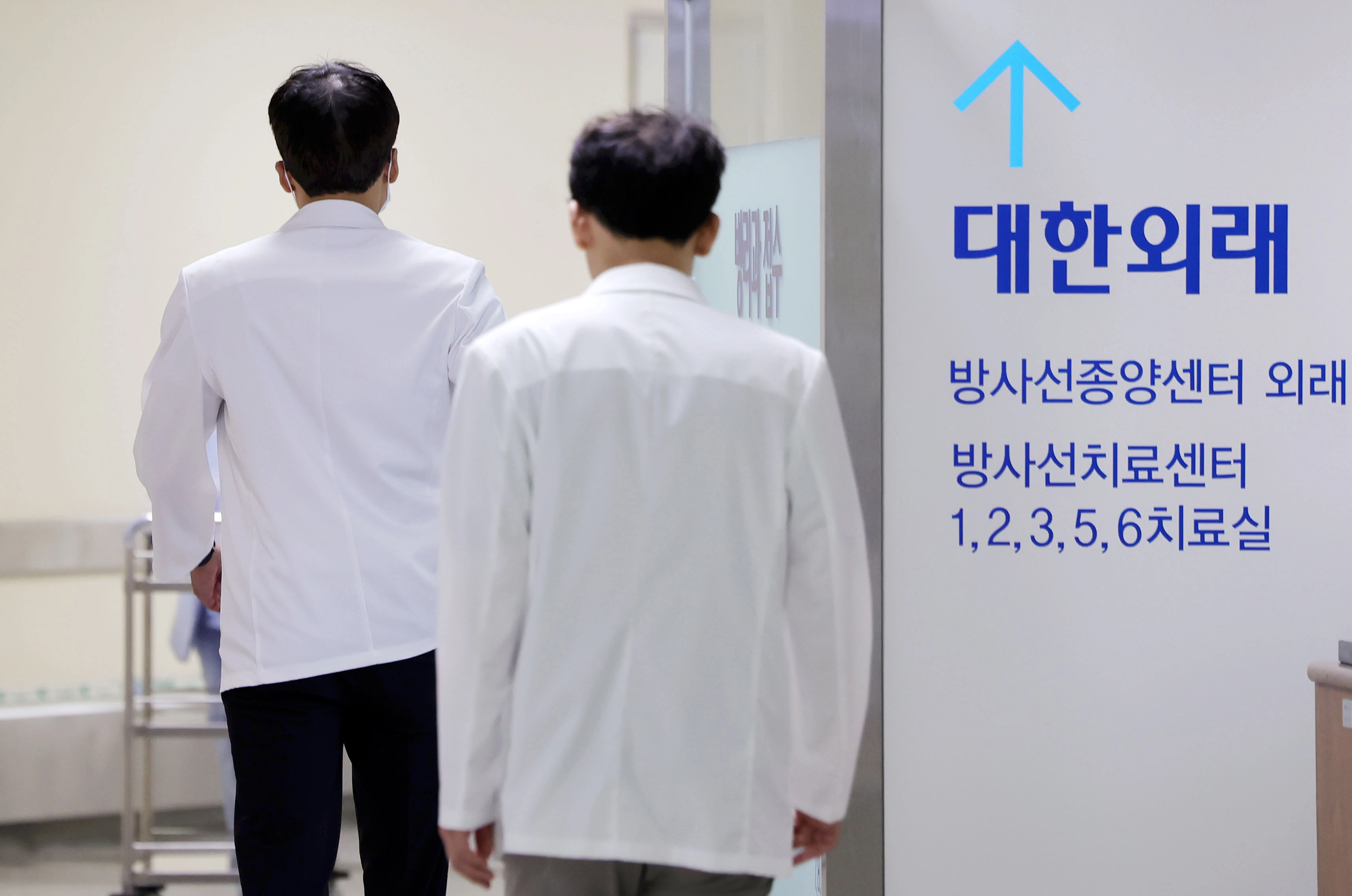 21일 서울 시내 한 대학병원에서 의료진들이 이동하고 있다. 2025.07.21. 뉴시스