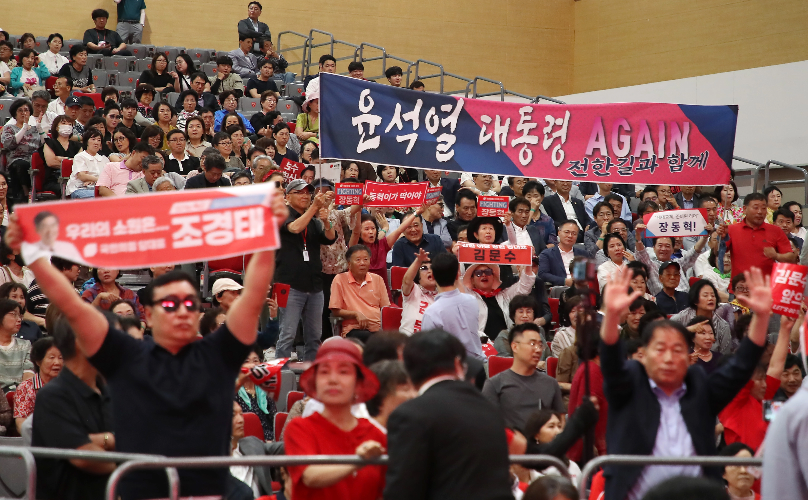특정 후보 지지로 소란 일어난 합동연설회  8일 오후 대구 북구 엑스코에서 열린 국민의힘 제6차 전당대회 대구·경북 합동연설회에 참석한 일부 당원들이 특정 후보를 지지하거나 ‘탄핵 찬성파(찬탄)’와 ‘탄핵 반대파(반탄)’로 나뉘어 “배신자” 등 구호를 외치고 있다. 2025.8.8. 뉴스1