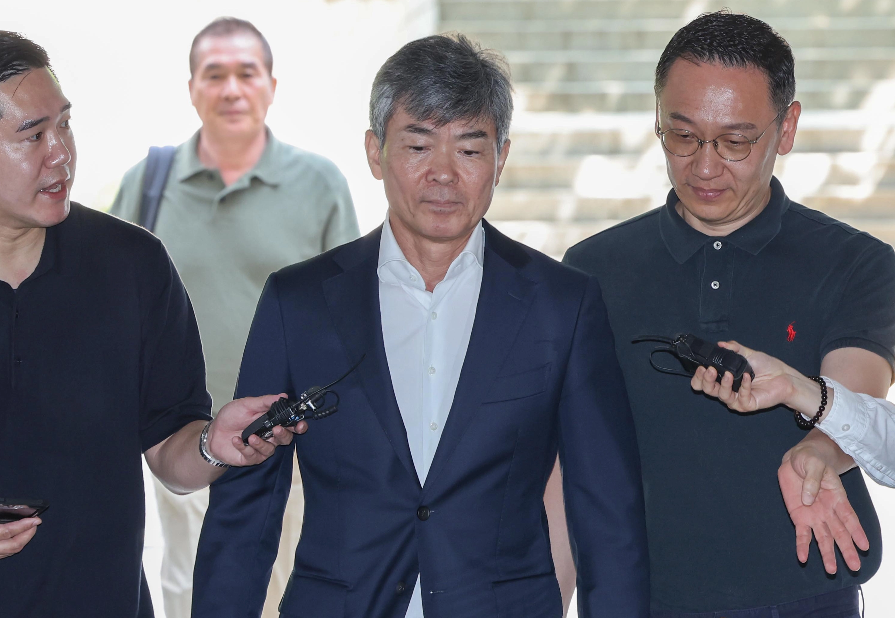 법원 출석하는 이종호 전 블랙펄인베스트 대표  김건희 여사의 최측근으로 알려진 이종호 전 블랙펄인베스트 대표가 지난 5일 영장실질심사를 받기 위해 서울중앙지법에 출석하고 있다. 2025.8.5 연합뉴스