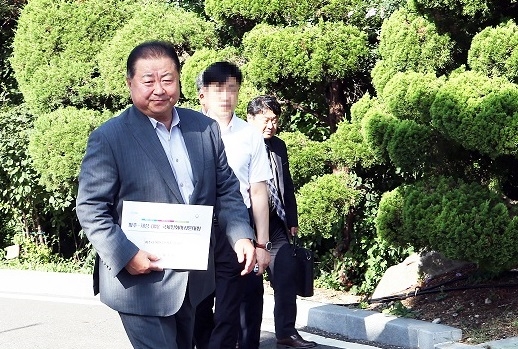 김경일 파주시장이  북한주민접촉신고서를 제출하기 위해 7일 통일부를 방문하고 있다. [사진 파주시 제공]