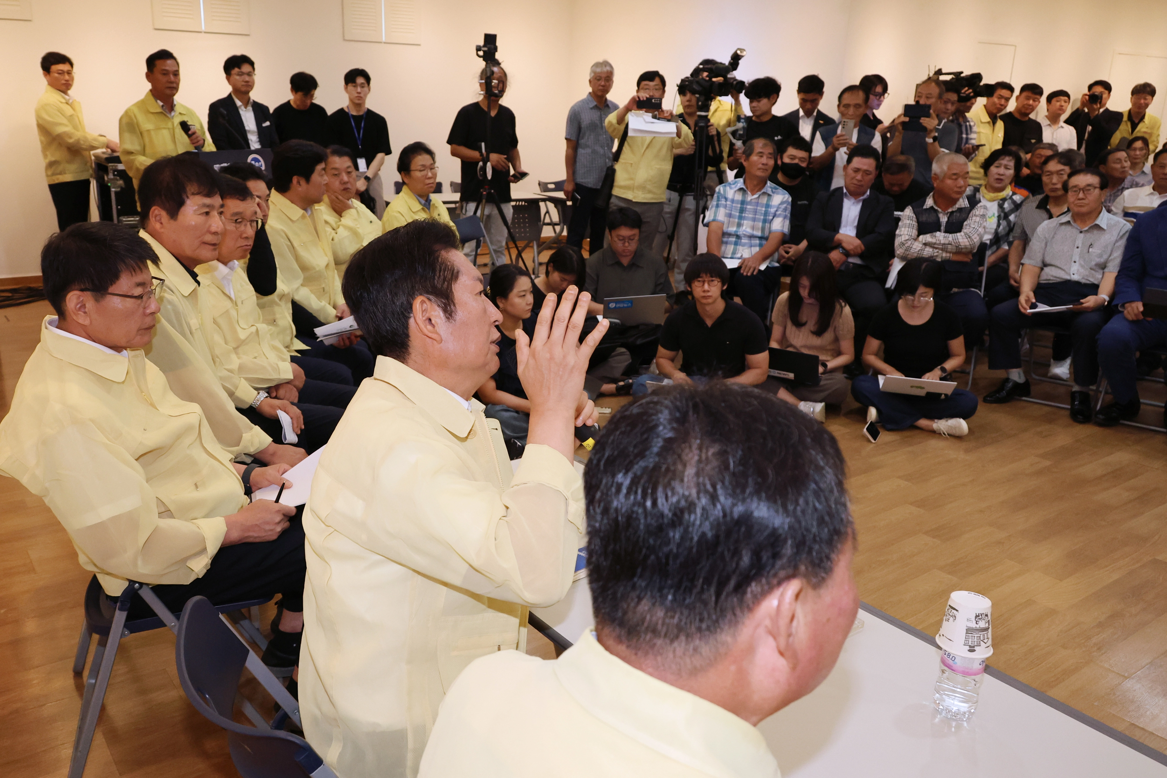 정청래 더불어민주당 대표가 8일 전남 무안군 승달문화예술회관에 마련된 수해 임시 대피소를 찾아 피해 주민들과 간담회를 하고 있다. 2025.8.8 무안 연합뉴스