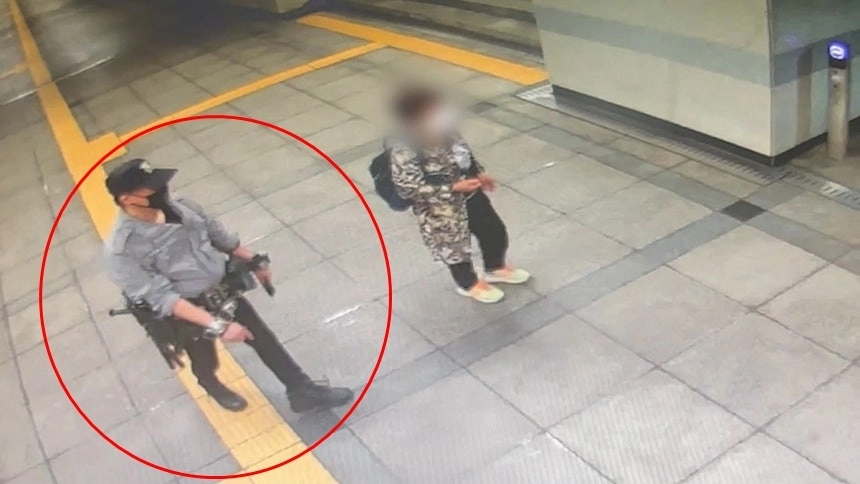 경찰복 차림으로 지하철 활보한 남성. 경기북부경찰청 제공