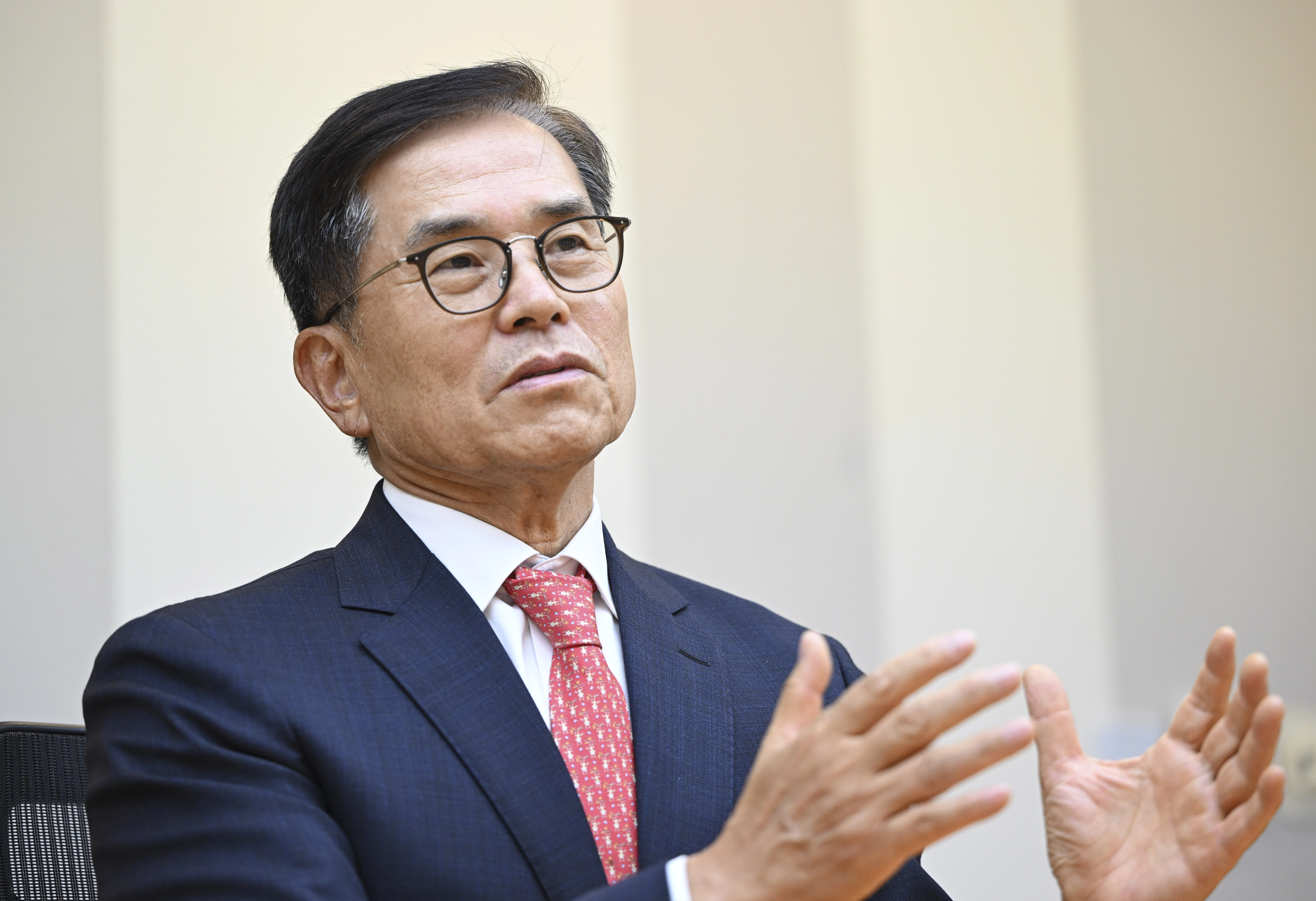 최석영 전 주제네바 국제기구대표부 대사가 10일 서울 중구 법무법인 광장에서 서울신문과 인터뷰 하고 있다. 이지훈 기자