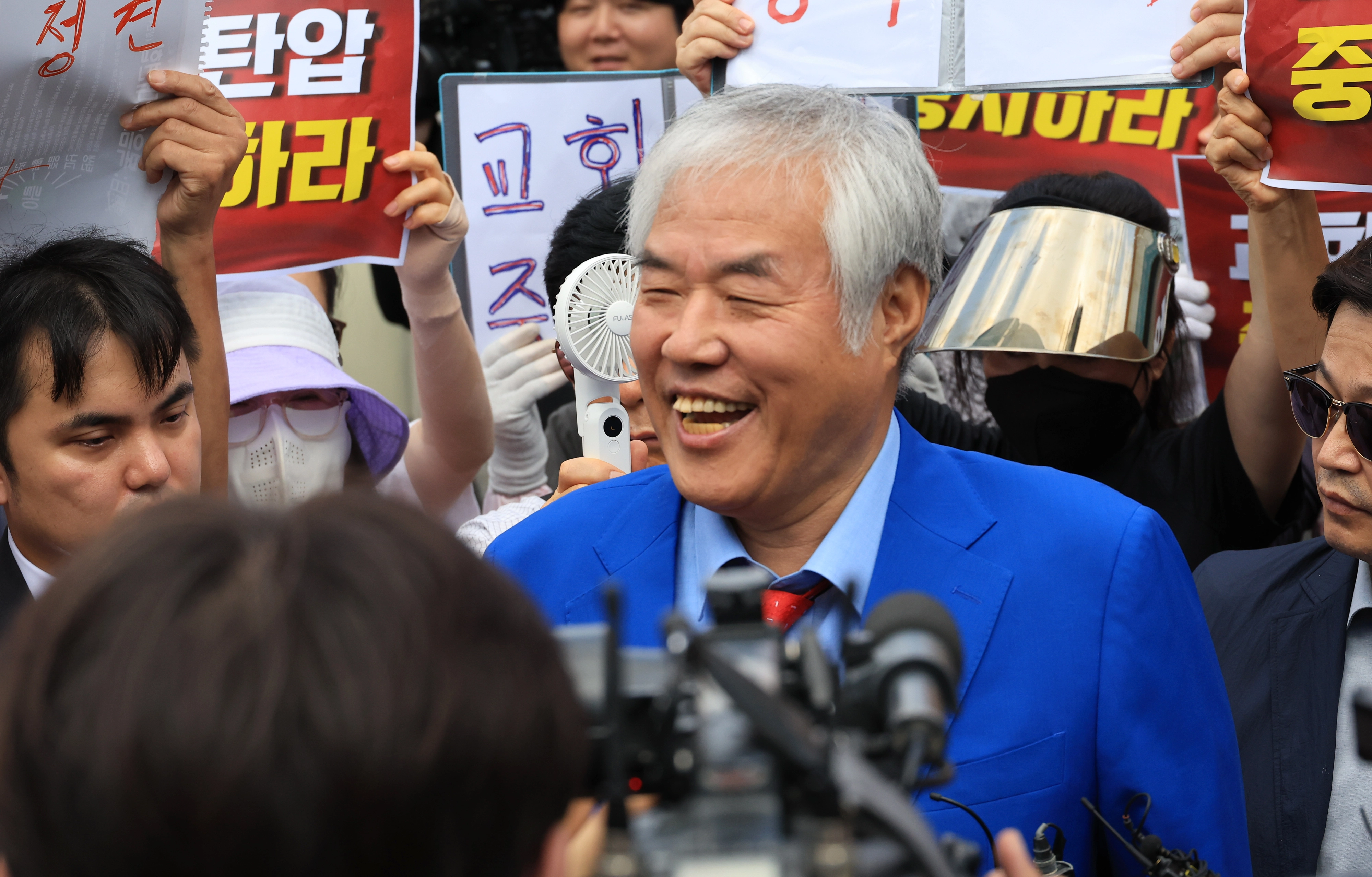 전광훈 사랑제일교회 목사가 지난 5일 서울 성북구 사랑제일교회 앞에서 서울서부지법 폭력 사태와 자신이 무관하다고 말하고 있다. 이날 경찰은 전 목사와 사랑제일교회, 김수열(71) 전국안보시민단체총연합 회장 등에 대한 압수수색에 착수했다. 연합뉴스