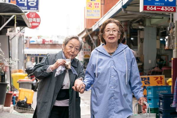 나문희·김영옥 주연의 독립영화 ‘소풍’의 한 장면. 한계에 몰린 노년의 삶과 존엄사에 관한 화두를 던져 큰 울림을 전했다.
롯데엔터테인먼트 제공