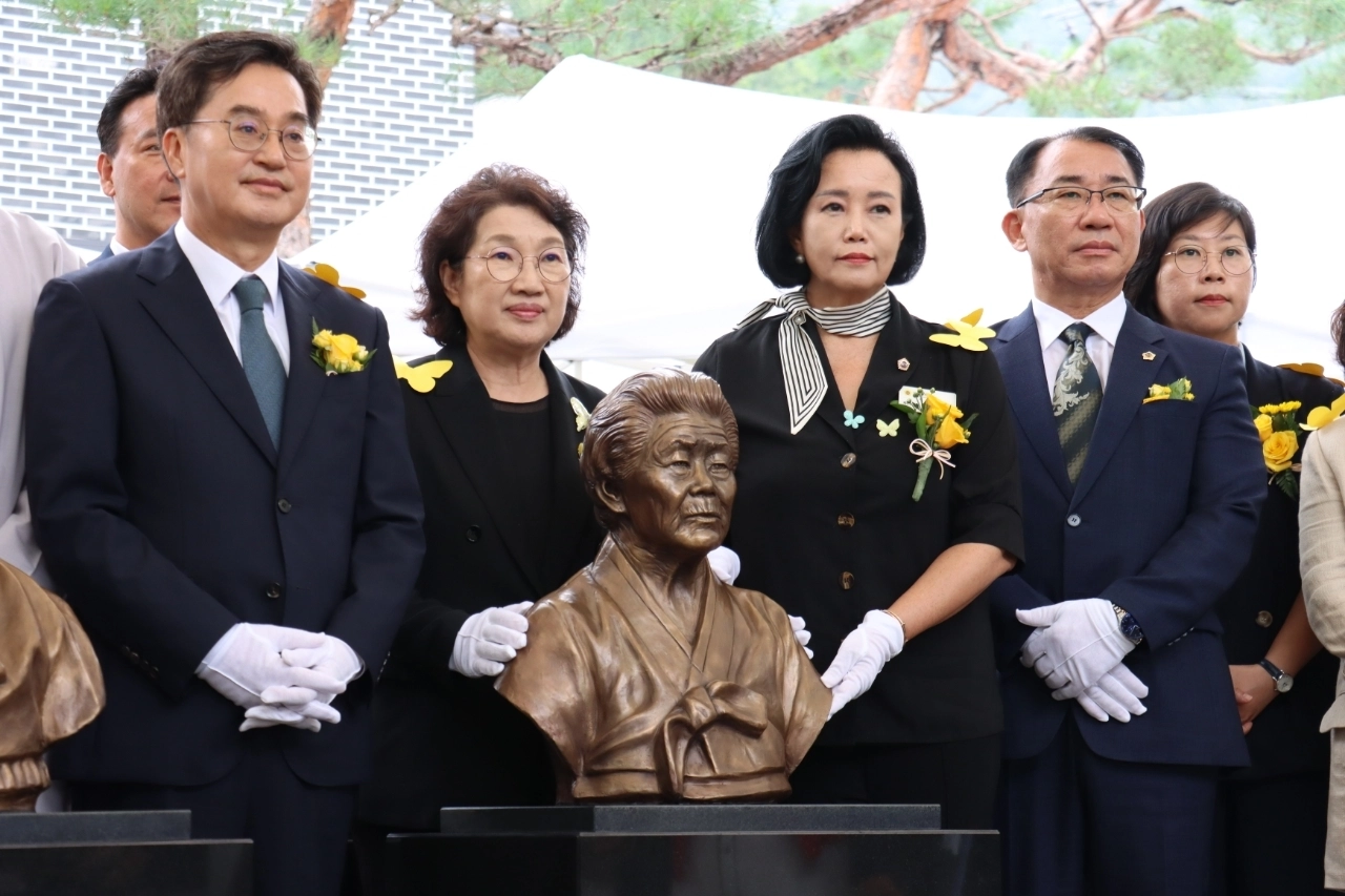 ‘2025년 일본군 위안부 피해자 기림의 날’ 기념식에서 정윤경 부의장과 김동연 경기도지사 등 참석자들이 고(故) 이옥선 할머니 흉상 앞에서 기념촬영을 하고 있다. (사진=경기도의회)