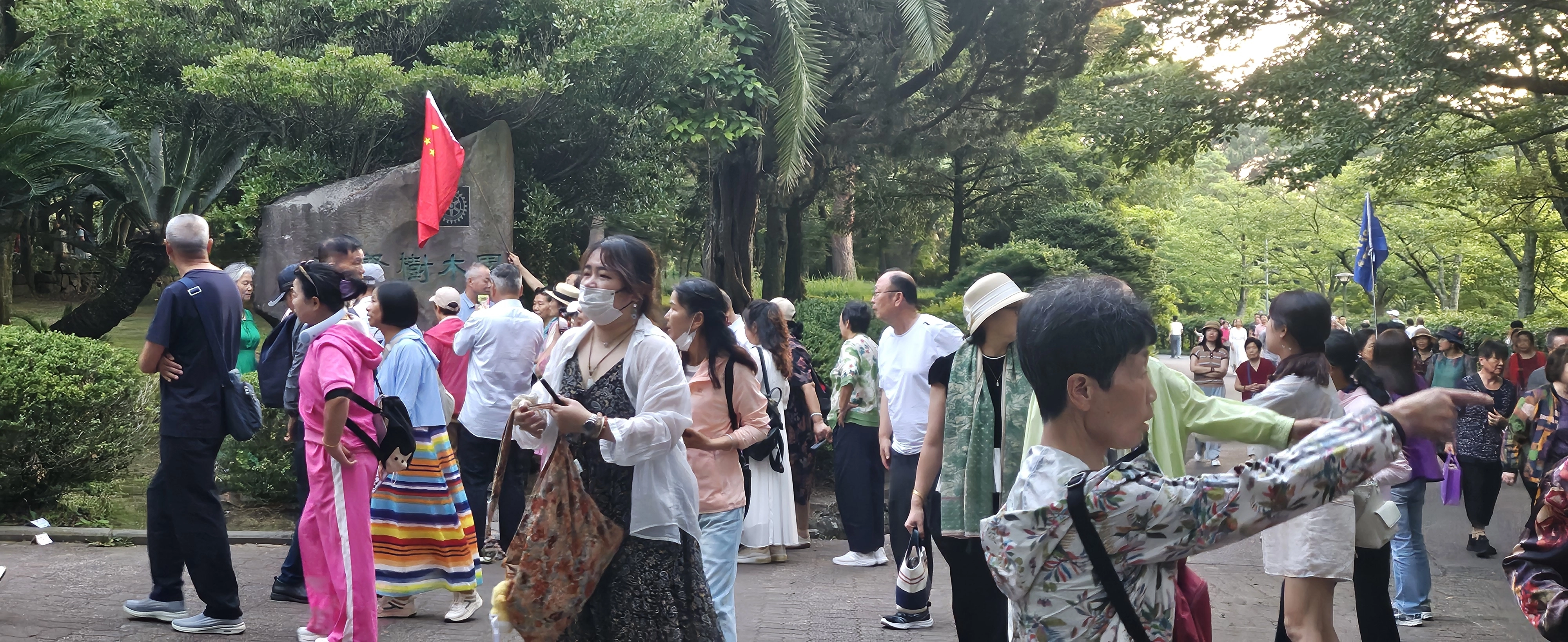 한라수목원을 방문한 중국인 크루즈 단체 관광객의 모습. 제주 강동삼 기자