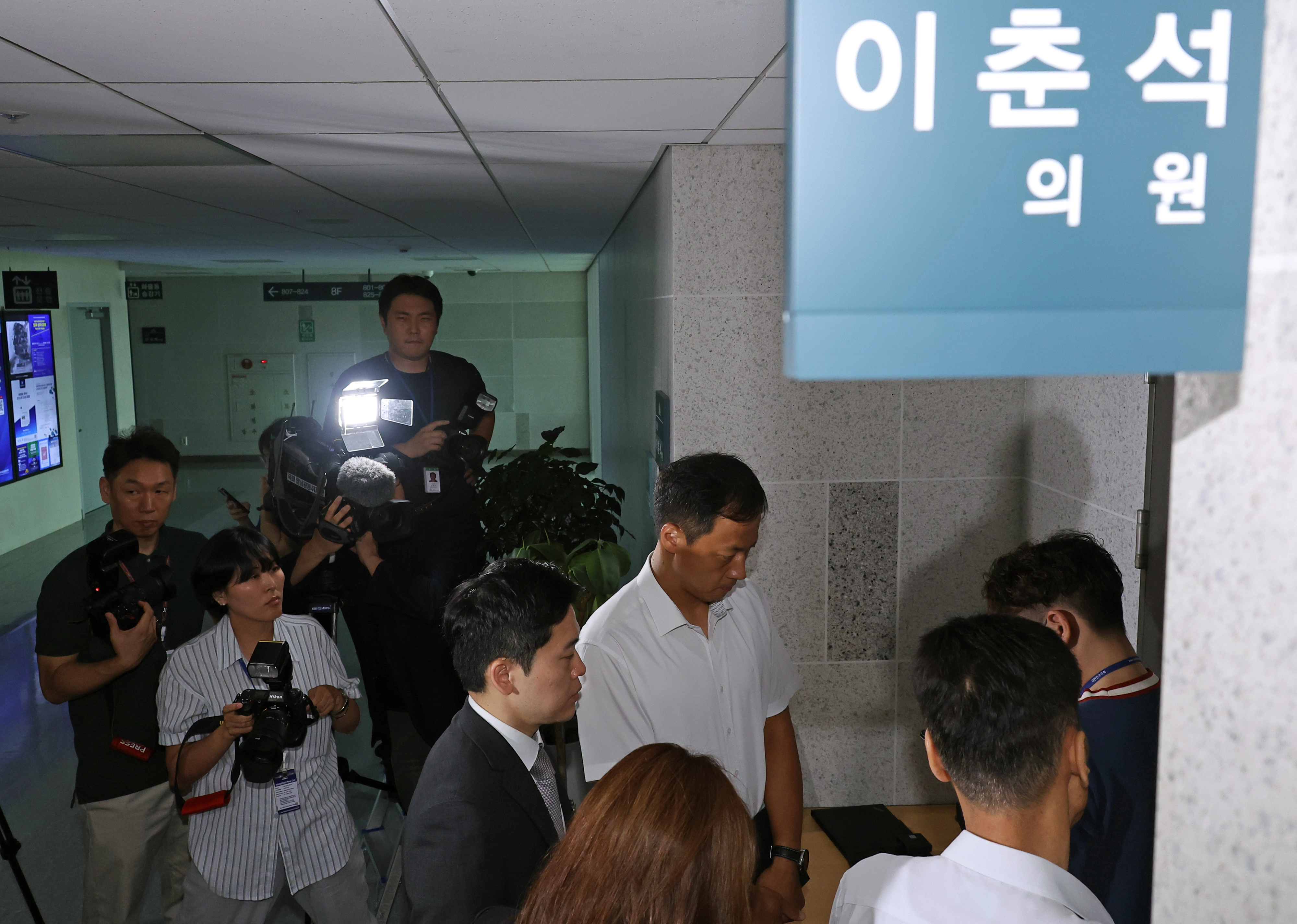 경찰, 이춘석 의원실 압수수색  주식 차명거래 의혹을 받는 전 국회법사위원장 이춘석 의원 사무실을 압수수색하기 위해 11일 경찰 관계자가 국회의원회관 내 의원실로 들어가고 있다. 2025.8.11 연합뉴스