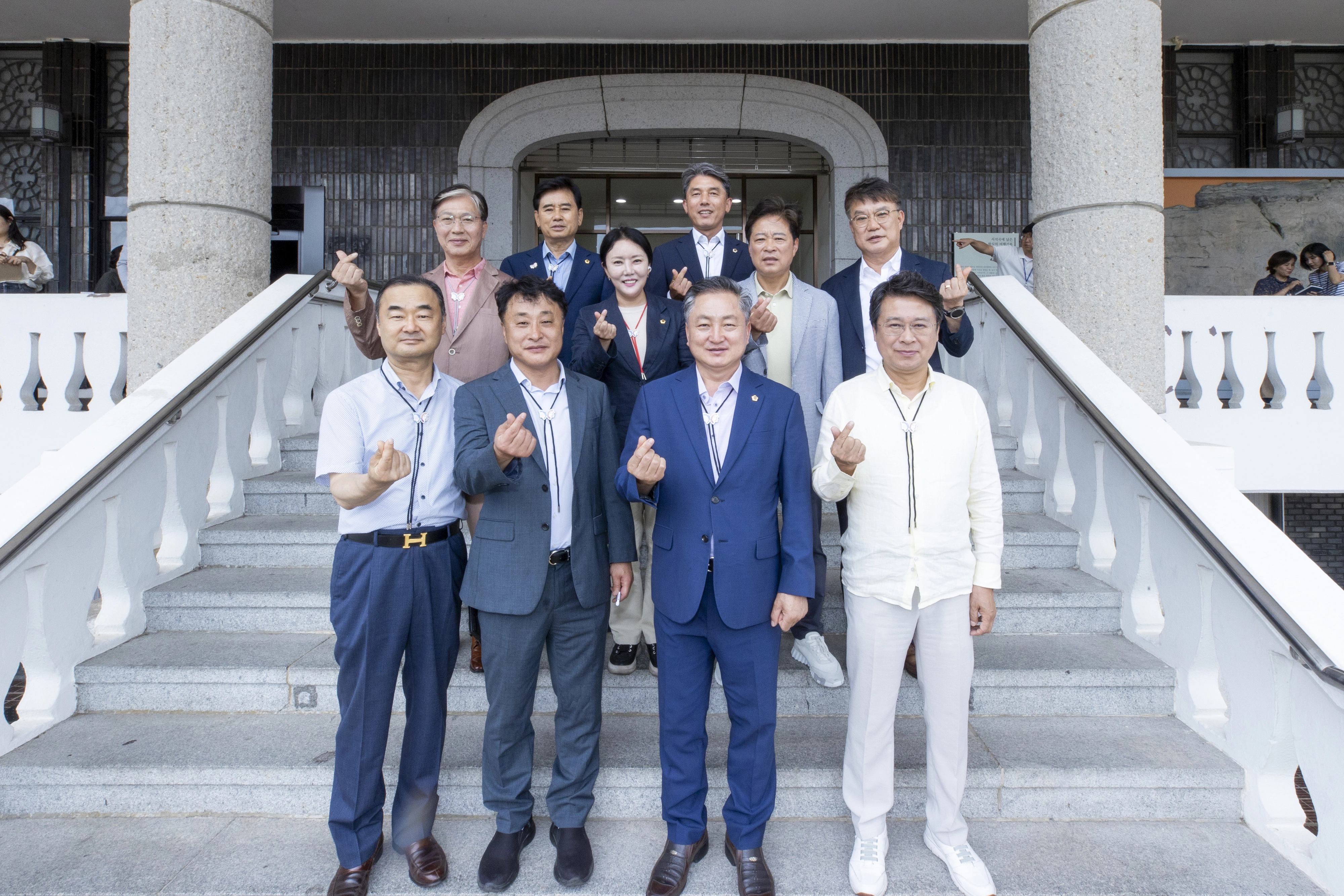 기념촬영하는 경북도의회 문화환경위원회(위원장 이동업). 경북도의회 제공