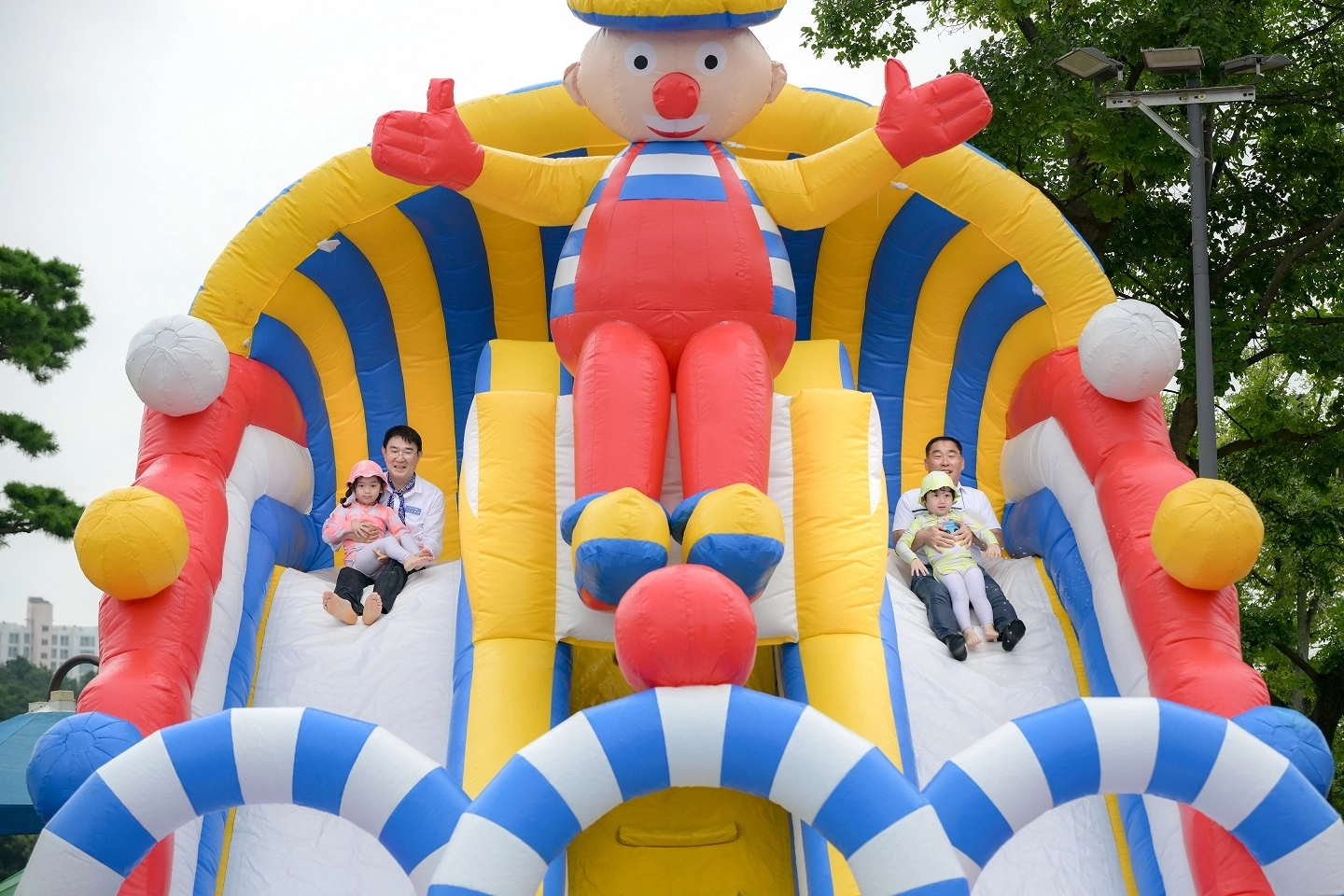 노관규 시장과 정철우 왕조1동 청년회장이 아이들과 함께 대형 슬라이드를 타고 내려오는 퍼포먼스를 펼치며 축제의 시작을 알렸다.