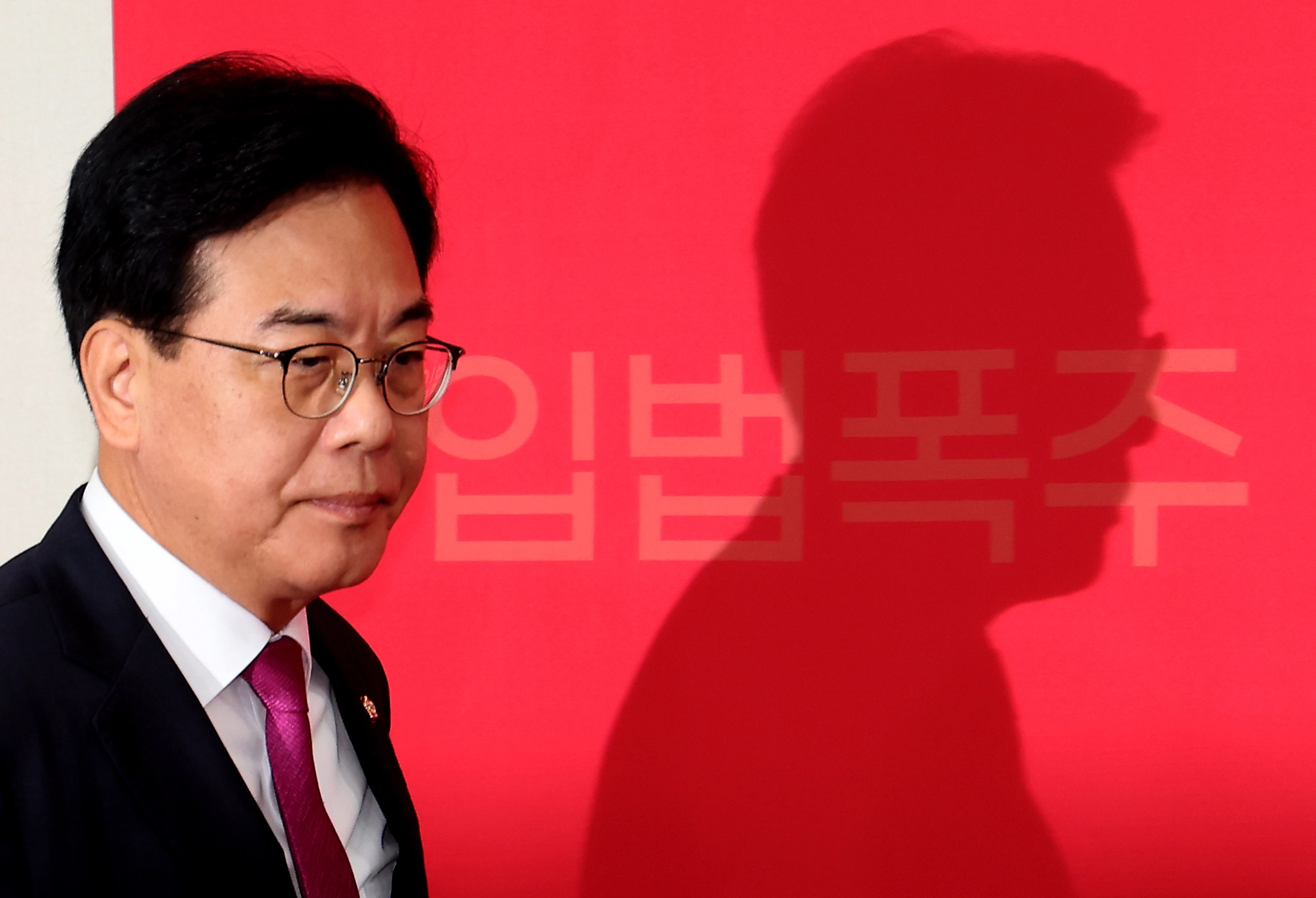비상대책위원회의 참석하는 송언석 위원장  송언석 국민의힘 비상대책위원장 겸 원내대표가 11일 오전 서울 여의도 국회에서 열린 비상대책위원회의에서 발언하고 있다.  뉴시스