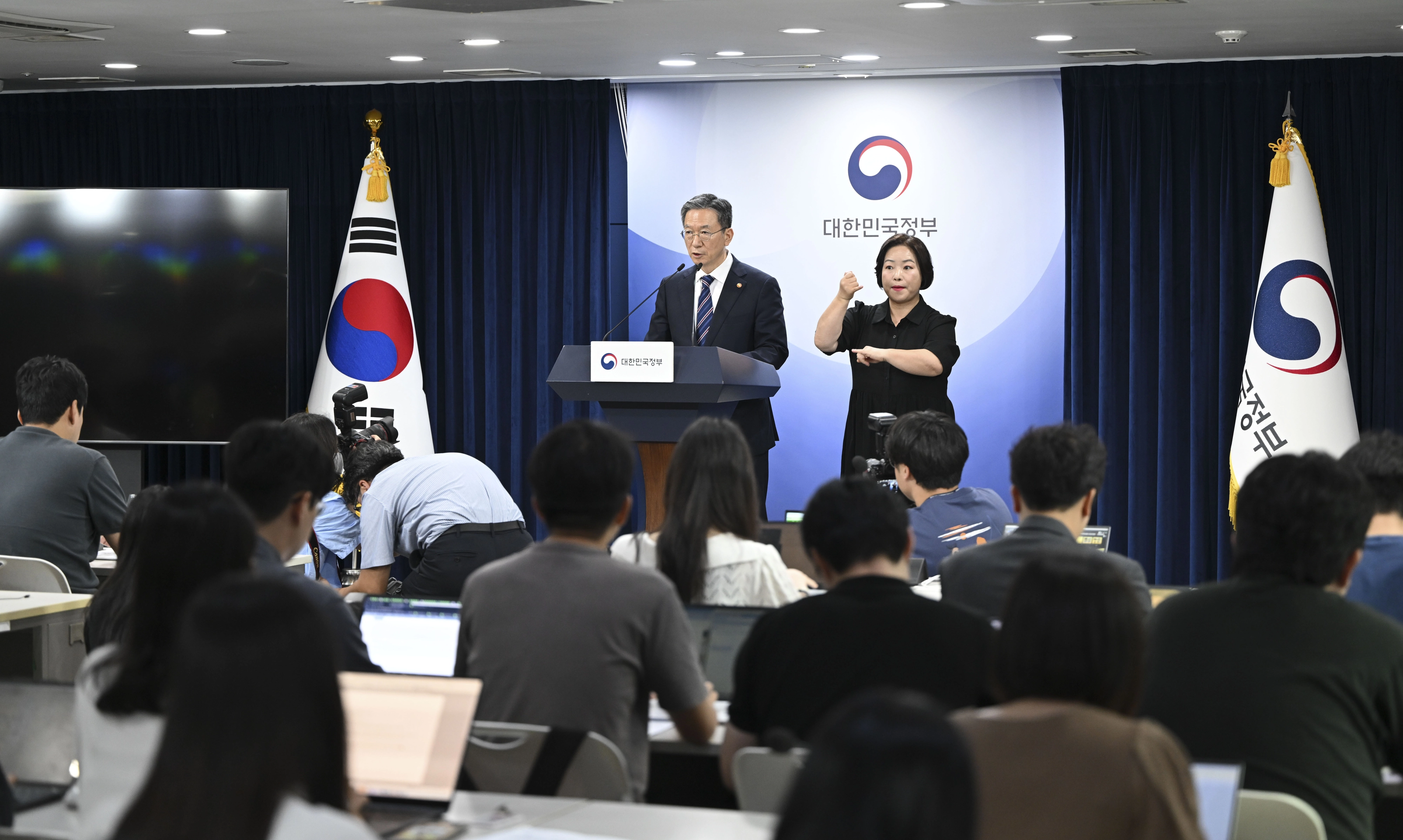정성호 법무부 장관이 11일 서울 종로구 정부서울청사에서 8.15 광복절 특별 사면 명단을 발표하고 있다. 2025.8.11 이지훈 기자
