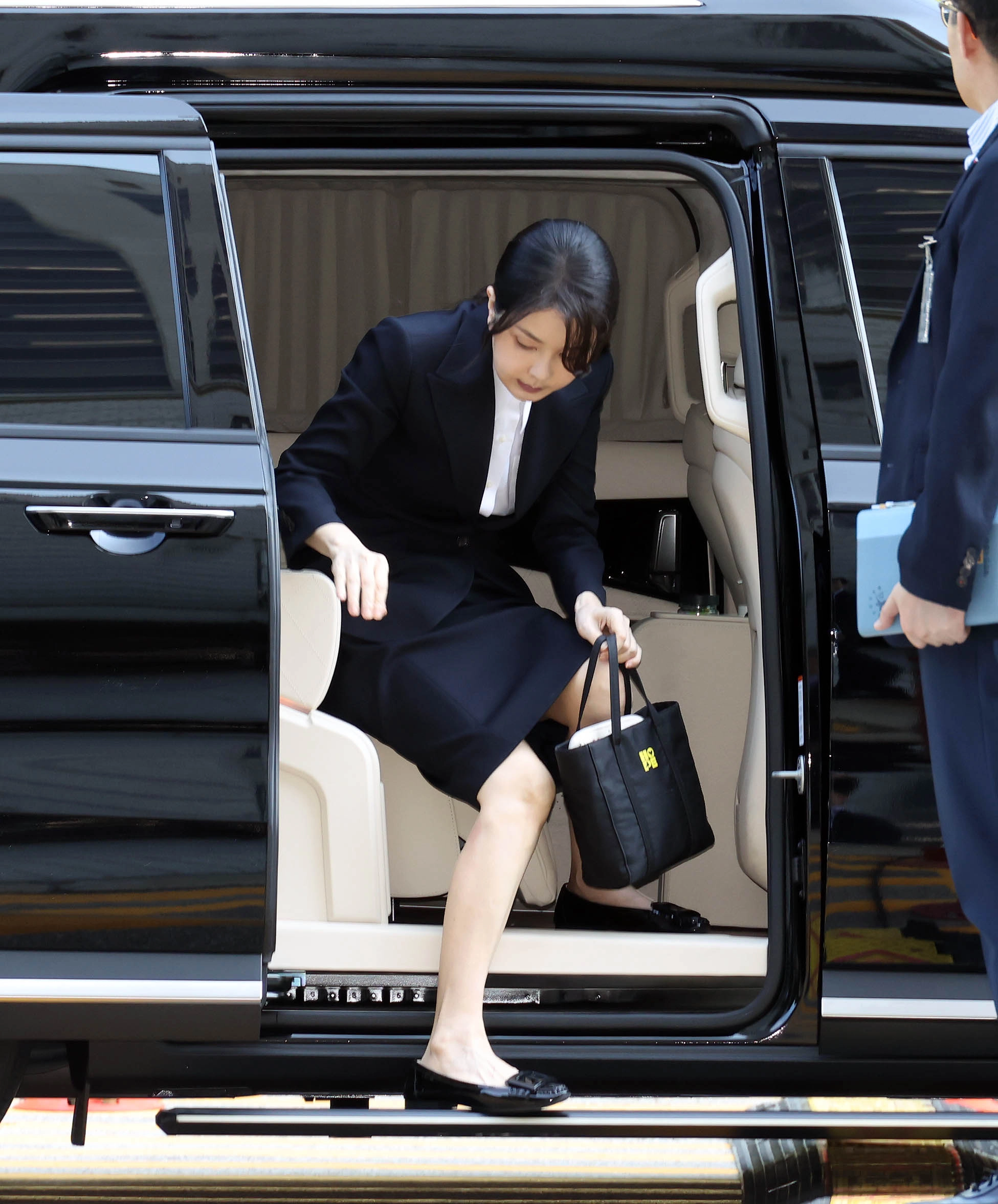 김건희 여사, 영장실질심사 출석  윤석열 전 대통령 부인 김건희 여사가 12일 구속 전 피의자 심문(영장실질심사)을 받기 위해 서울 서초구 서울중앙지법에 도착하고 있다. 2025.8.12 사진공동취재단