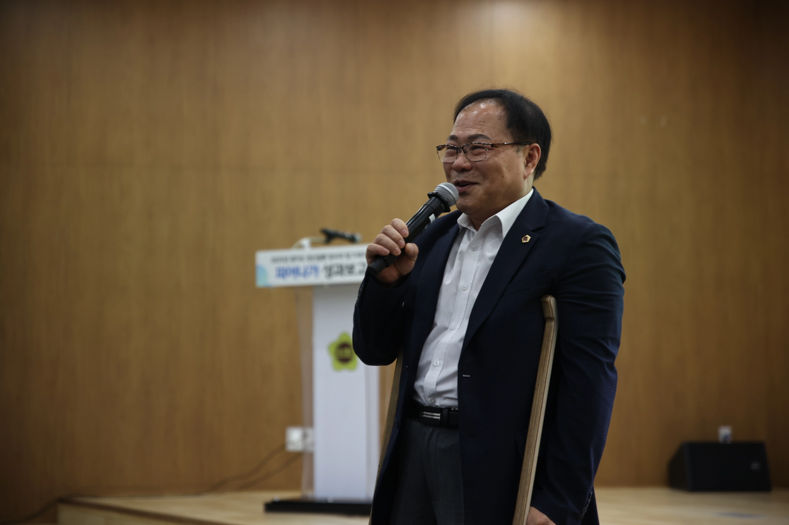 박재용 의원이 정신질환 당사자 및 가족지원사업 ‘피어나가’ 성과보고회 후반 질의응답 시간에 지역 활동가의 질문에 답변하고 있다. (사진=경기도의회)