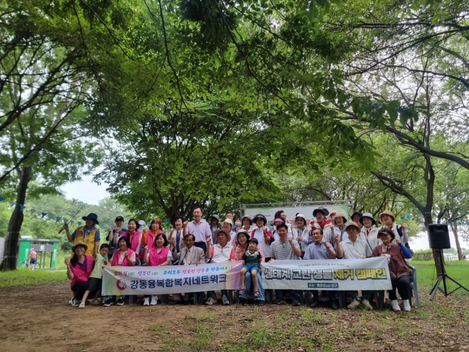 박춘선 서울시의원과 함께 활동에 참여한 시민들이 기념사진을 찍고 있다.