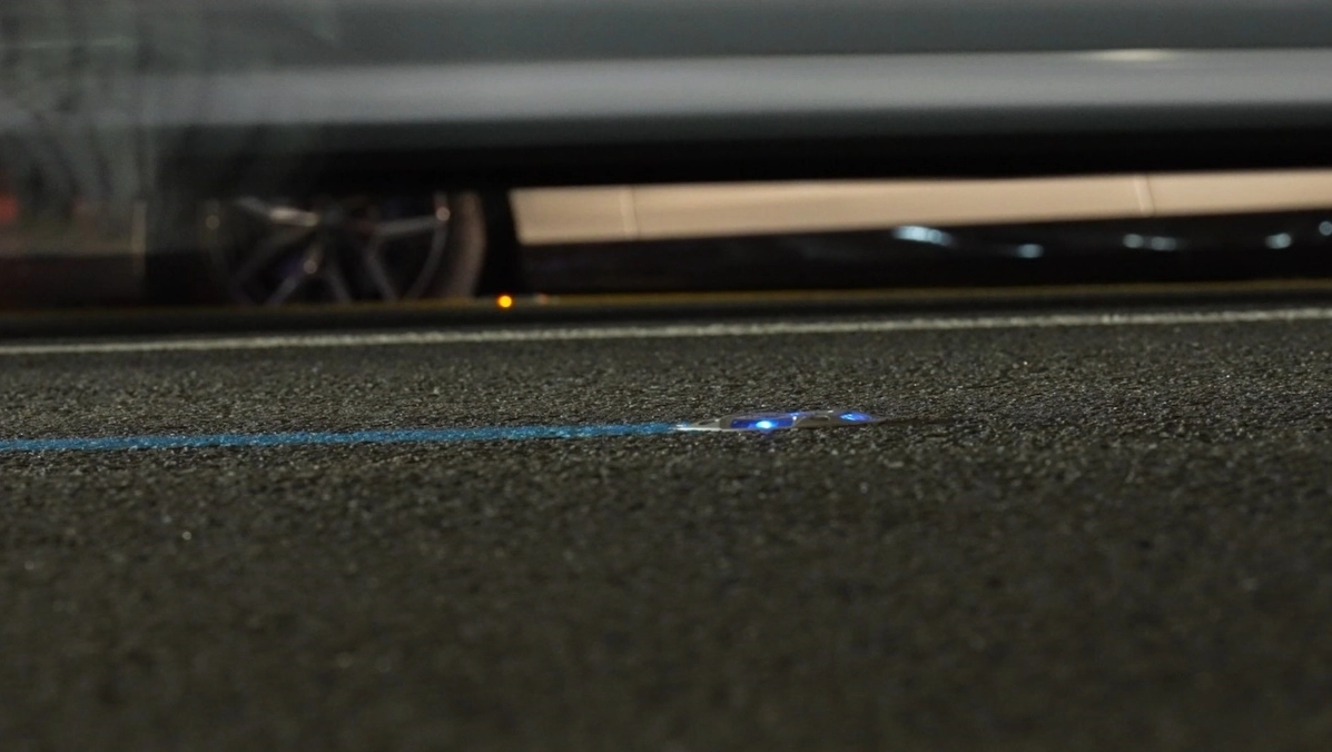 서울시가 주요 도로에 설치한 ‘태양광 LED 도로표지병’의 측면 모습. 서울시 제공