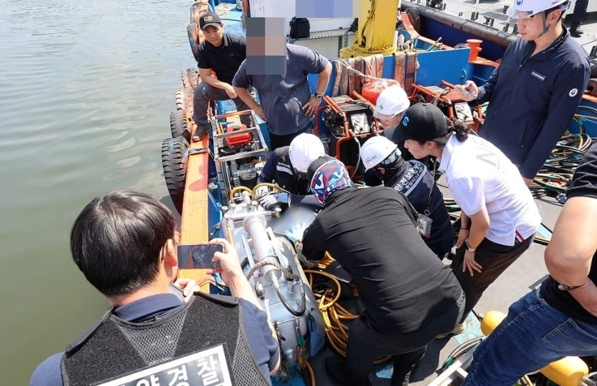 지난달 23일 창원해경 등이 진해 잠수부 사망 사고와 관련해 현장 합동 감식을 벌이고 있다. 2025.8.12. 창원해경 제공