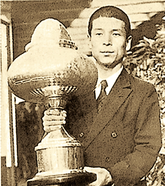 1941년 연덕춘 KPGA 고문이 우승 트로피를 든 채 포즈를 취하고 있는 모습.
KPGA 제공