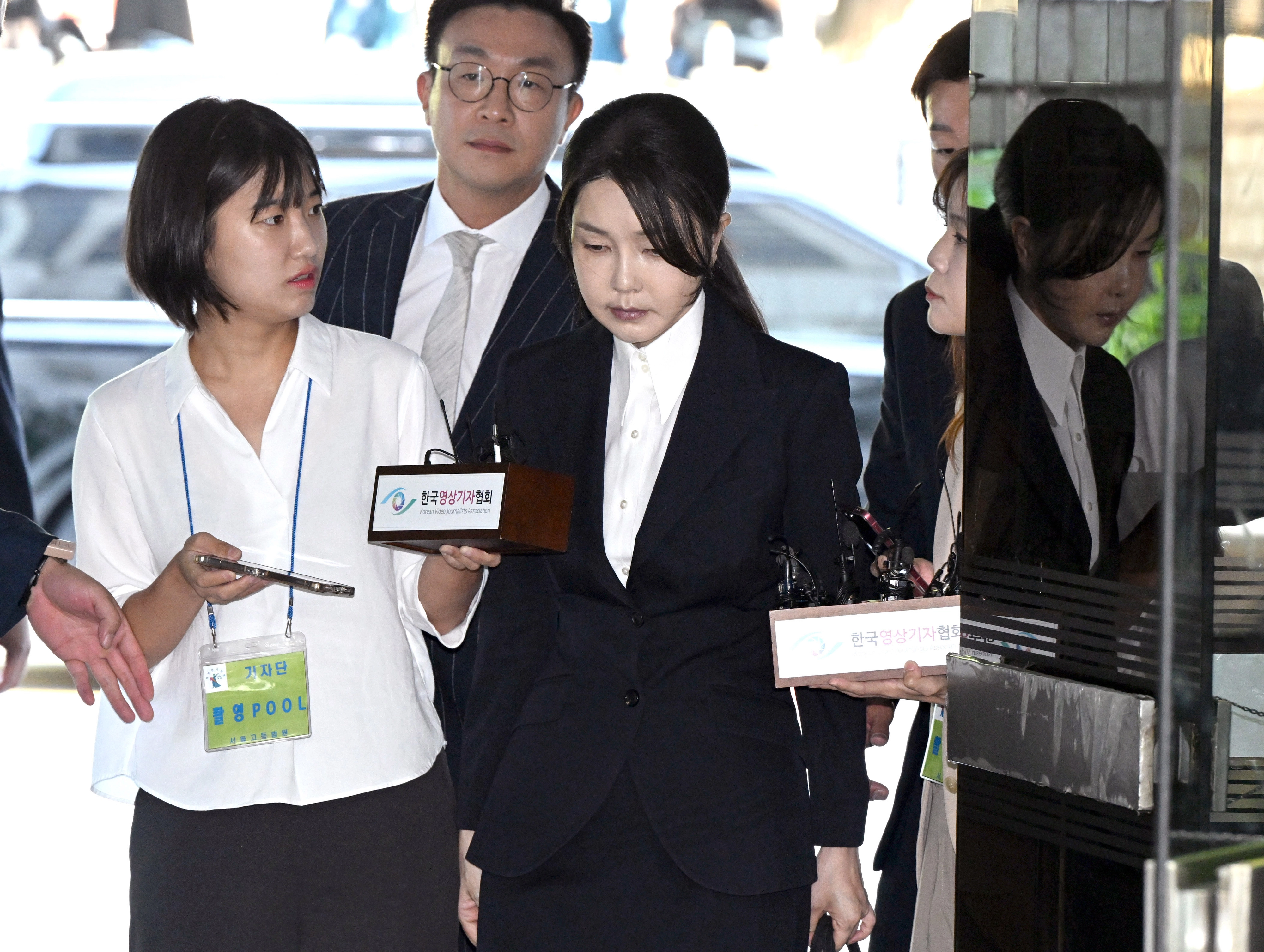 김건희 영장실질심사  윤석열 전 대통령 부인 김건희 씨가 12일 서울 서초구 서울중앙지법에서 열린 구속 전 피의자 심문(영장실질심사)에 출석하고 있다. 2025.08.12 사진공동취재단