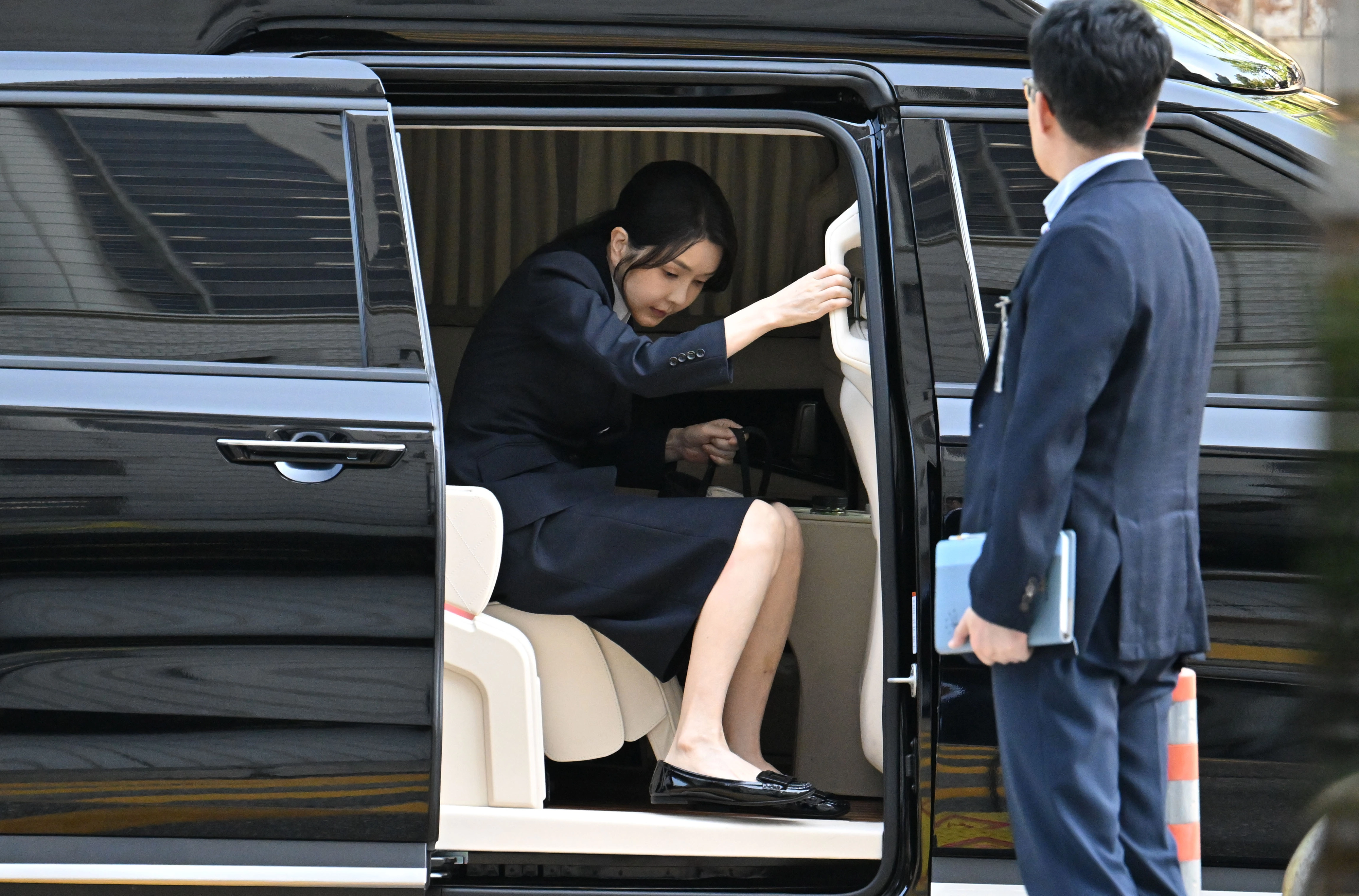 김건희 여사 영장실질심사 출석  윤석열 전 대통령 부인 김건희 여사가 12일 오전 서울 서초구 서울중앙지법에서 열린 구속 전 피의자 심문(영장실질심사)에 출석하고 있다. 민중기 특별검사팀은 지난 7일 김 여사에 대해 자본시장법 위반, 정치자금법 위반, 특정경제범죄가중처벌등에관한법률 위반(알선수재) 혐의로 법원에 구속영장을 청구했다. 2025.08.12. 사진공동취재단