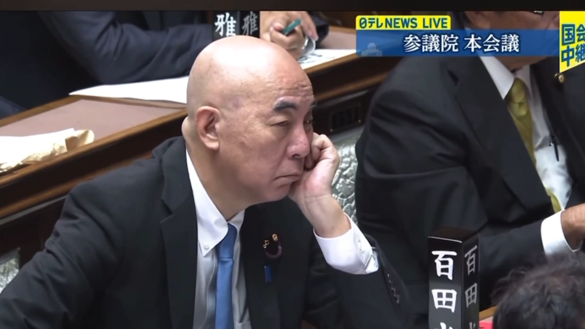 햐쿠타 나오키(69) 일본보수당 대표가 지난 1일 참의원 본회의 중 졸고 있는 모습. 닛테레 캡처