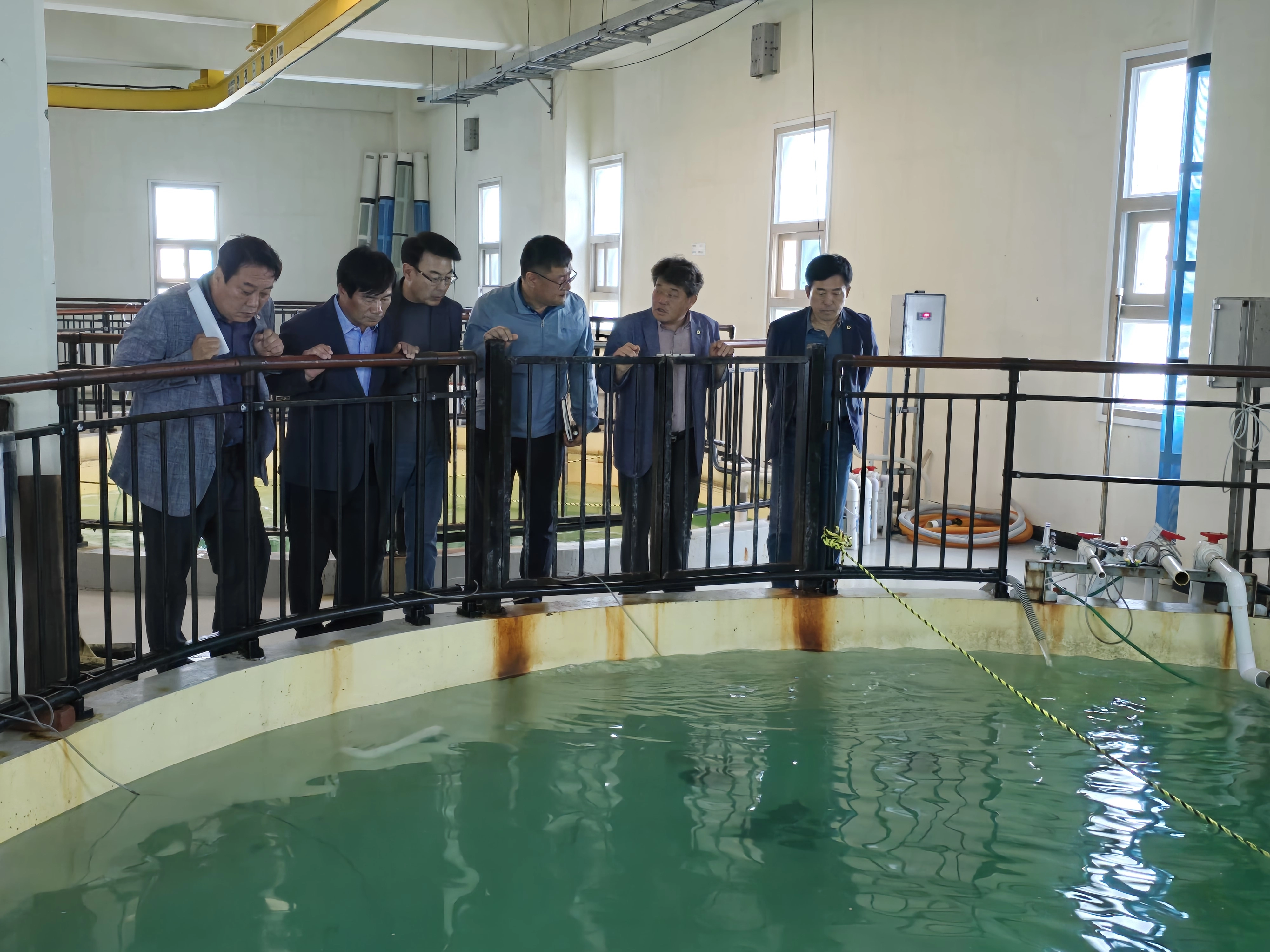지난 6월 12일 경남 수산자원연구소 현지 확인을 실시한 경북도의회 농수산원회. 경북도의회 제공