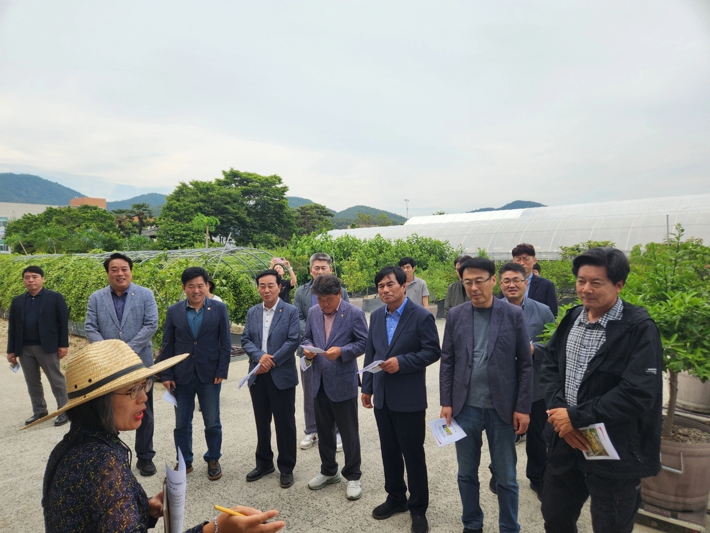 지난 6월 12일 고성 농업기술센터 현지 확인을 실시한 경북도의회 농수산원회. 경북도의회 제공